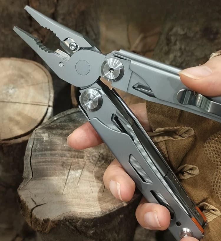 Pinze Tattiche Multifunzione 28 in 1 in Acciaio Inossidabile per Esterni, Strumento di Sopravvivenza da Campeggio, Coltello e Pinze EDC Portatili Multifunzione