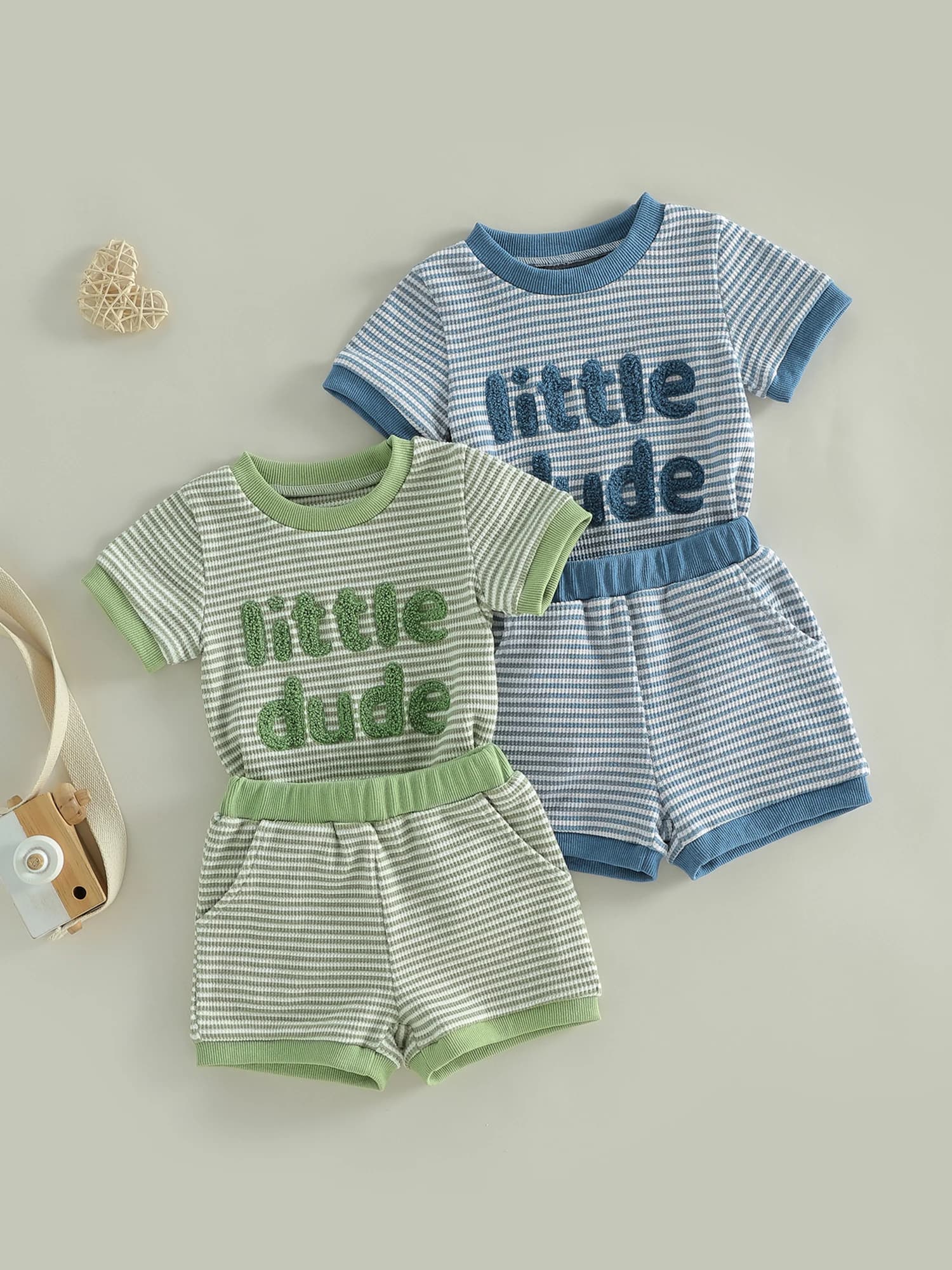 Adorabile completo a righe elegante per bambini, tutina a maniche corte con lettere ricamate e pantaloncini abbinati, perfetto per