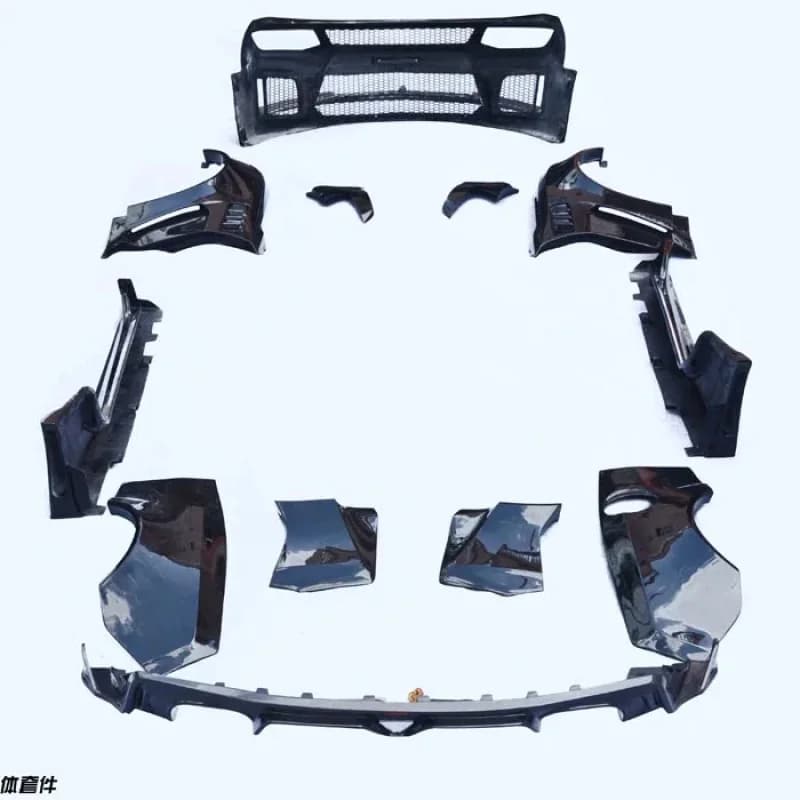 Kit Carrozzeria 2016-2019: Paraurti Anteriore Allargato, Labbro Anteriore in Fibra di Carbonio, Diffusore Posteriore, Minigonne Laterali e Cofano