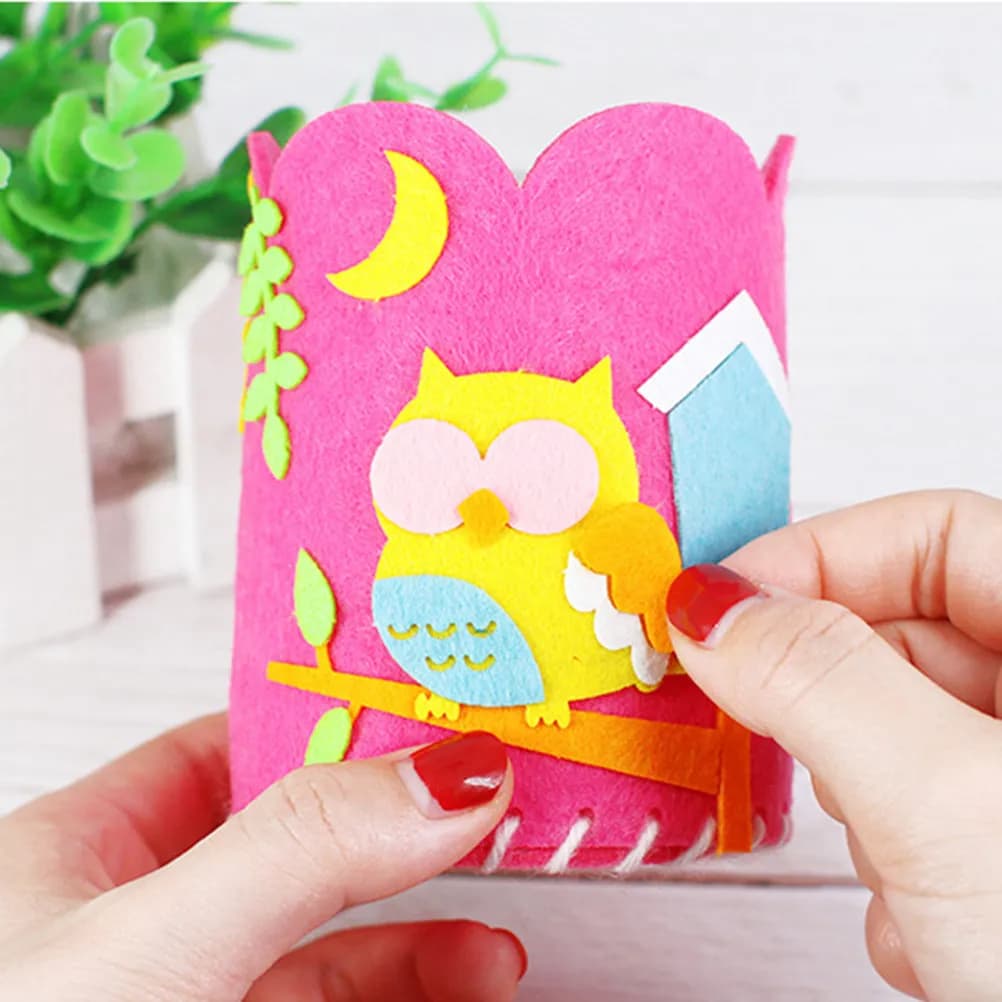 Set di 4 Portapenne in Feltro Fai-da-Te, Contenitori per Penne a Forma di Cartone Animato, Kit Creativi per Cucito e Artigianato per Bambini, Casa e Scuola