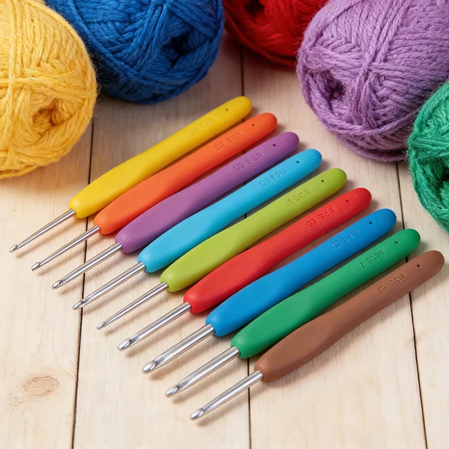 Set di 9 Uncinetti in Alluminio Colorato | Impugnatura in Silicone Morbido | Ganci Multi-Misura da 2mm-6mm per Lavorazione a Maglia Fai-da-Te e Artigianato