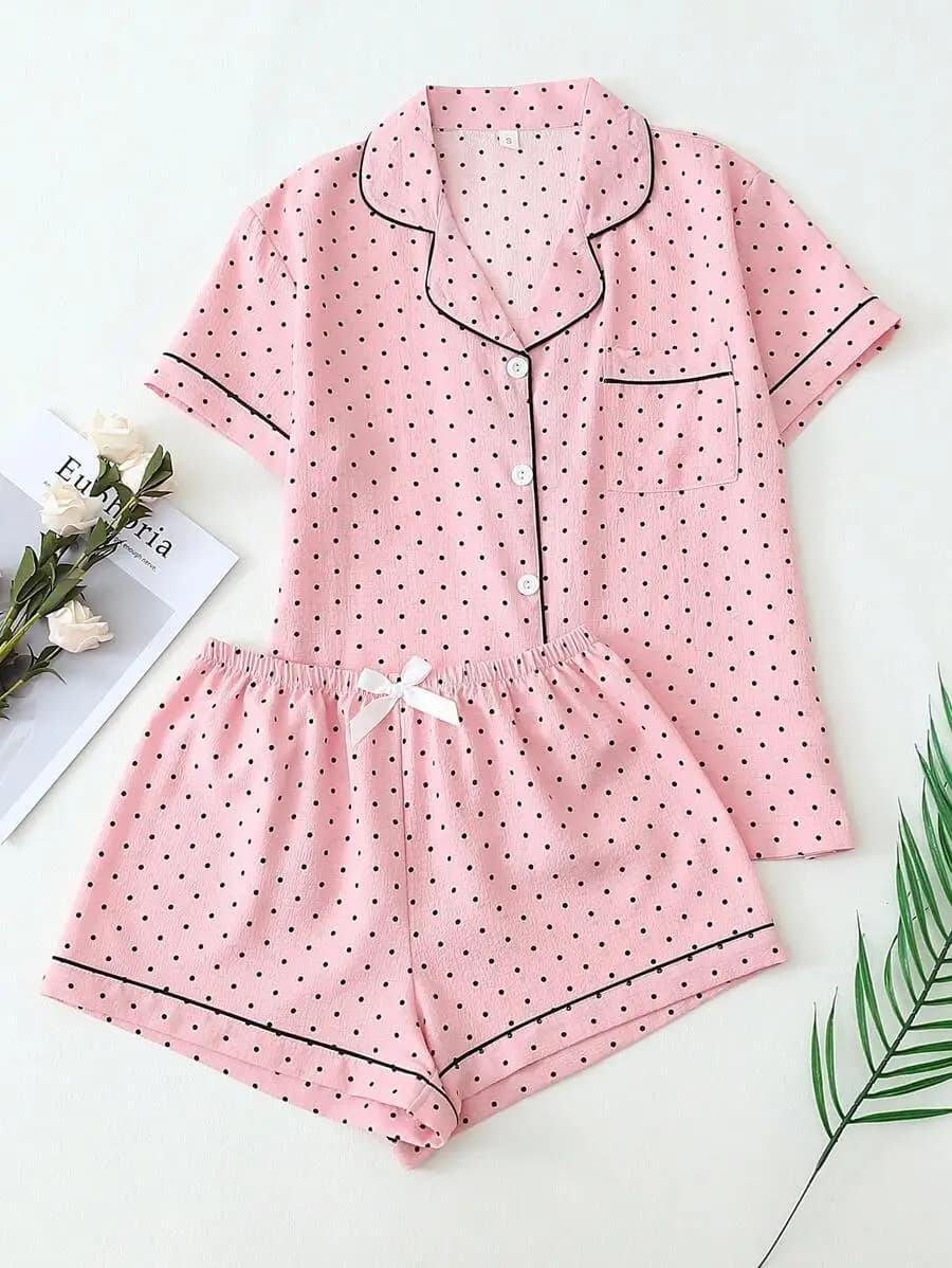 Pigiama da donna a pois con finiture a contrasto, top abbottonato e pantaloncini con fiocco per l'abbigliamento estivo da casa