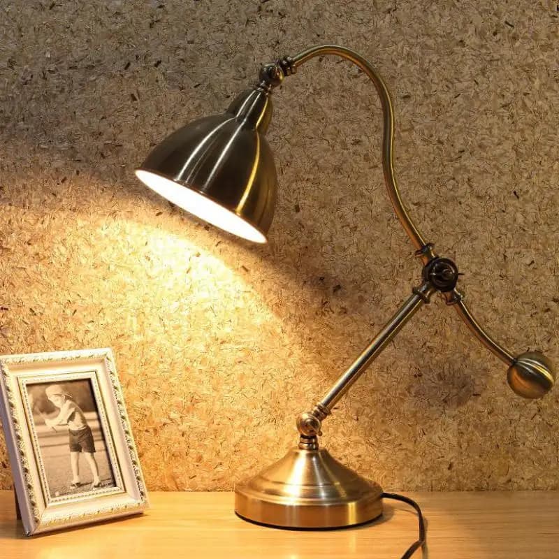 Lampada da tavolo a LED vintage regolabile in oro Comodino Studio Scrivania da ufficio Illuminazione Lampada da lettura per biblioteca Lampade da tavolo industriali Abajur