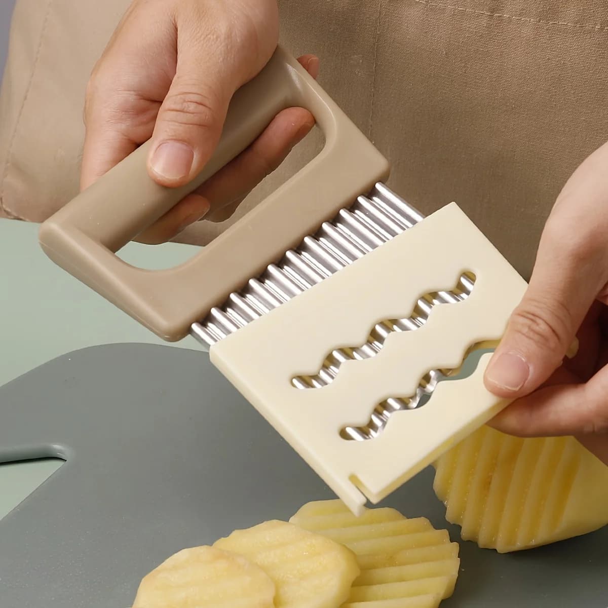 Potato slicer (with protective cover), stainless steel wolf tooth potato wave knife, kitchen and household fancy slicer