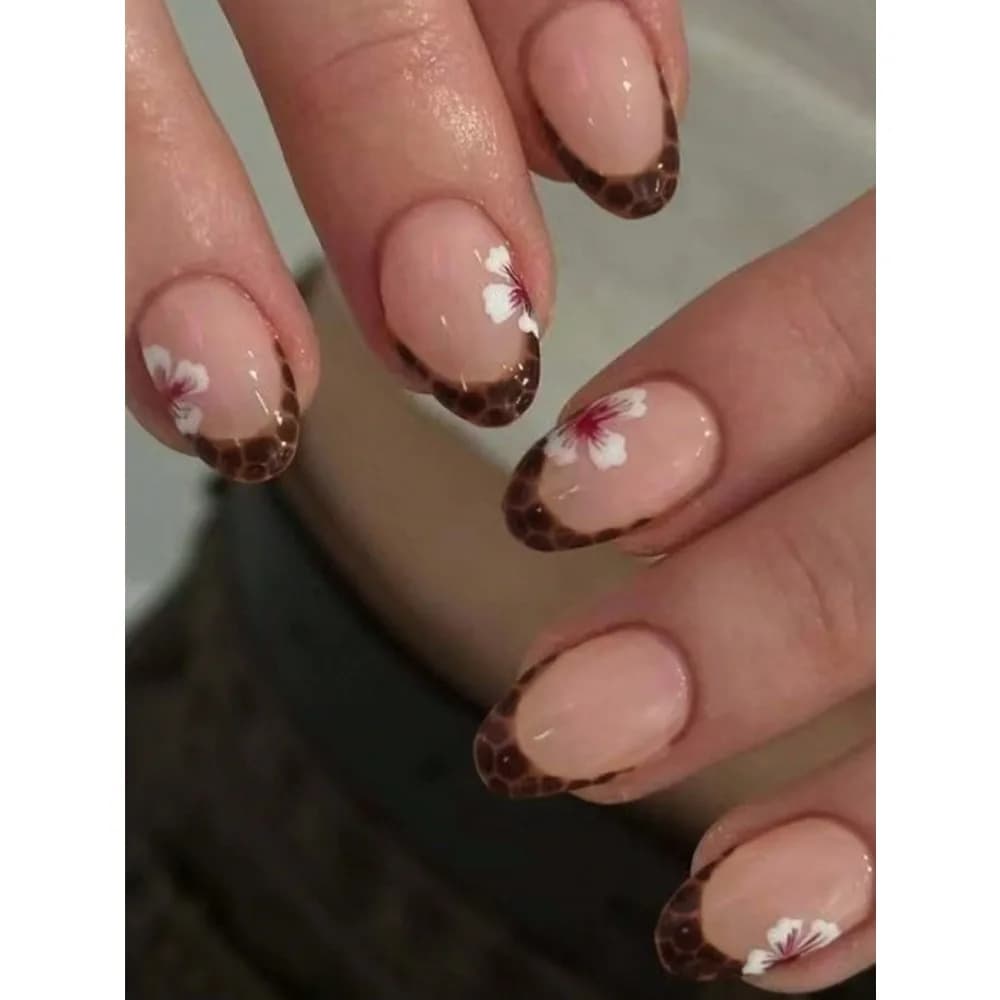 24 pezzi di graziosi nail art ovali corti a forma di fiore, realizzati in materiale acrilico, adatti per unghie corte. Il set include 1 flacone di smalto gel e 1 lima per unghie