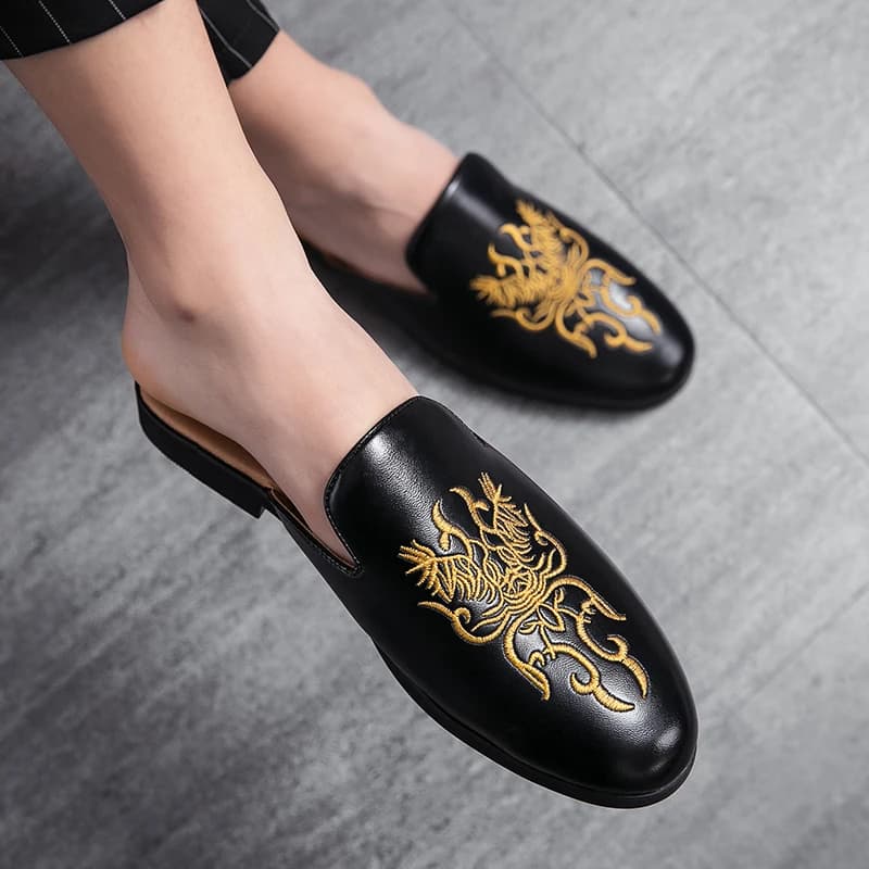 Mezze scarpe da ricamo estive per uomo scarpe eleganti muli uomo diapositive scarpe Casual in pelle mocassini da festa pantofole appartamenti sandali 2023