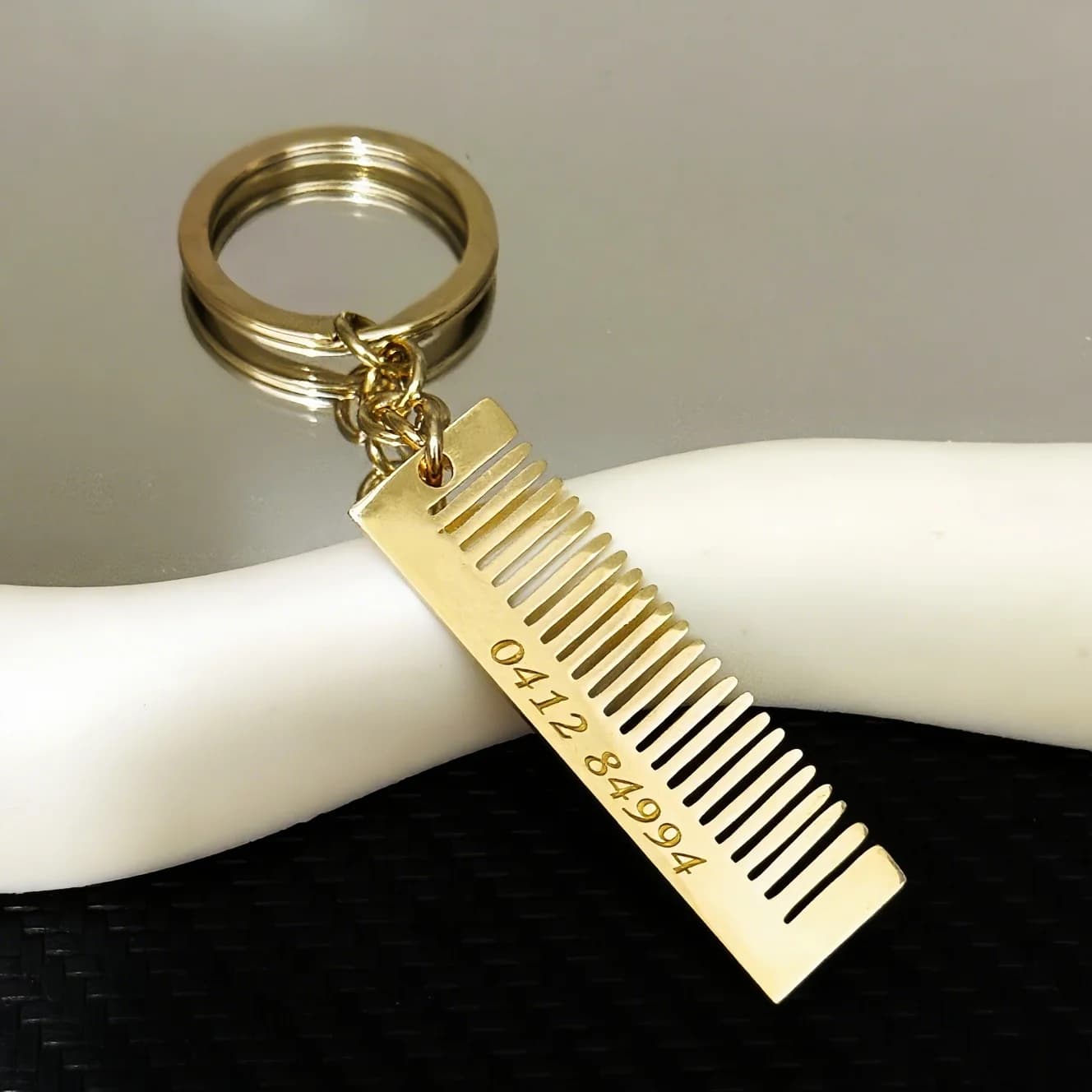 Portachiavi con ciondolo con numero di telefono a pettine personalizzato personalizzato inciso al laser in acciaio inossidabile da donna, uomo, portachiavi unico originale