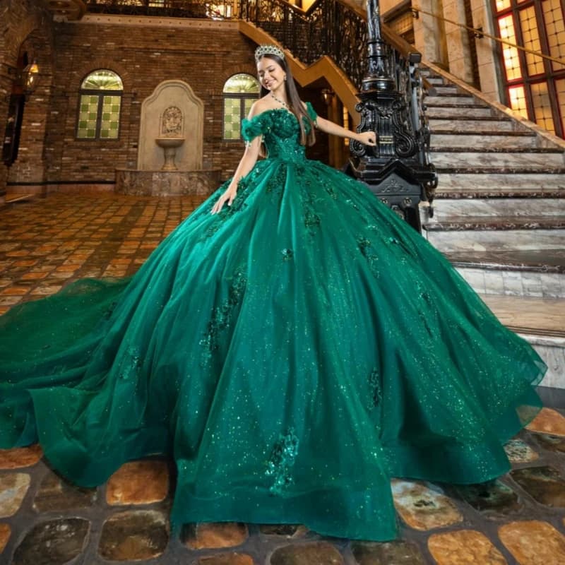 Verde smeraldo lucido Abiti stile Quinceanera al largo della spalla Applique Perline di pizzo Tull Festa di compleanno Dolce 16 Abito Abiti 15 De