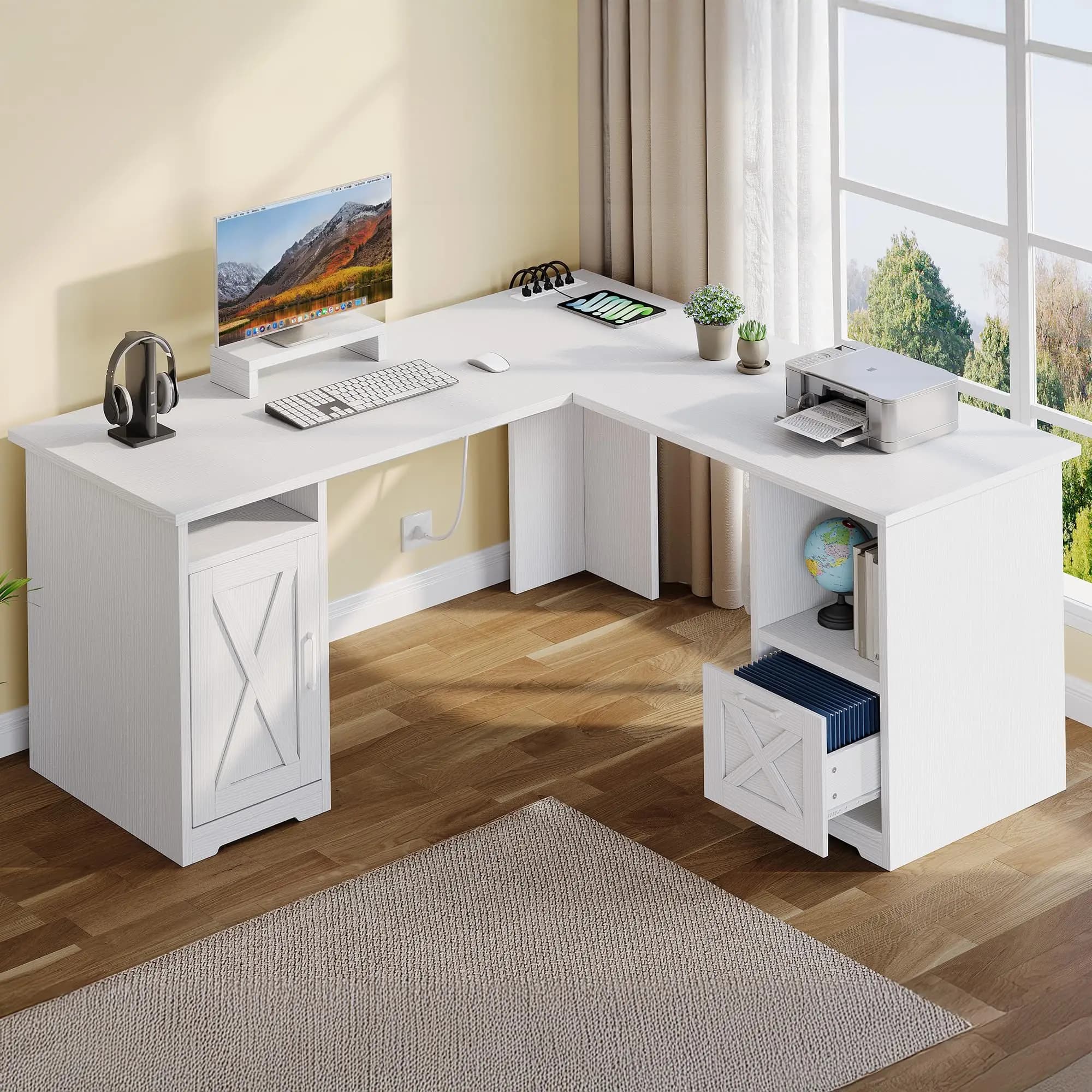Scrivania per Computer a L con Cassetto Portadocumenti, Prese di Corrente, Supporto Monitor e Spazio di Archiviazione, Bianca