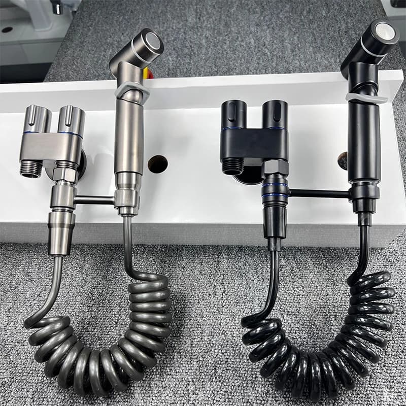 2024 Nuovo spruzzatore per bidet portatile per WC, mini rubinetto per WC spruzzatore doccia set bidet portatile, valvola ad angolo a doppia uscita