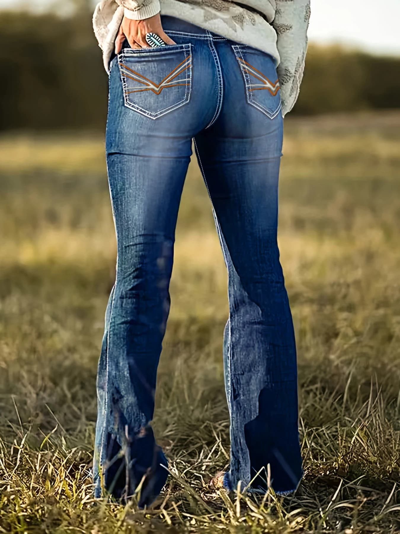 Jeans svasati a vita alta blu medio da donna taglie forti, jeans svasati ricamati a forma di V in stile western americano, adatti per c