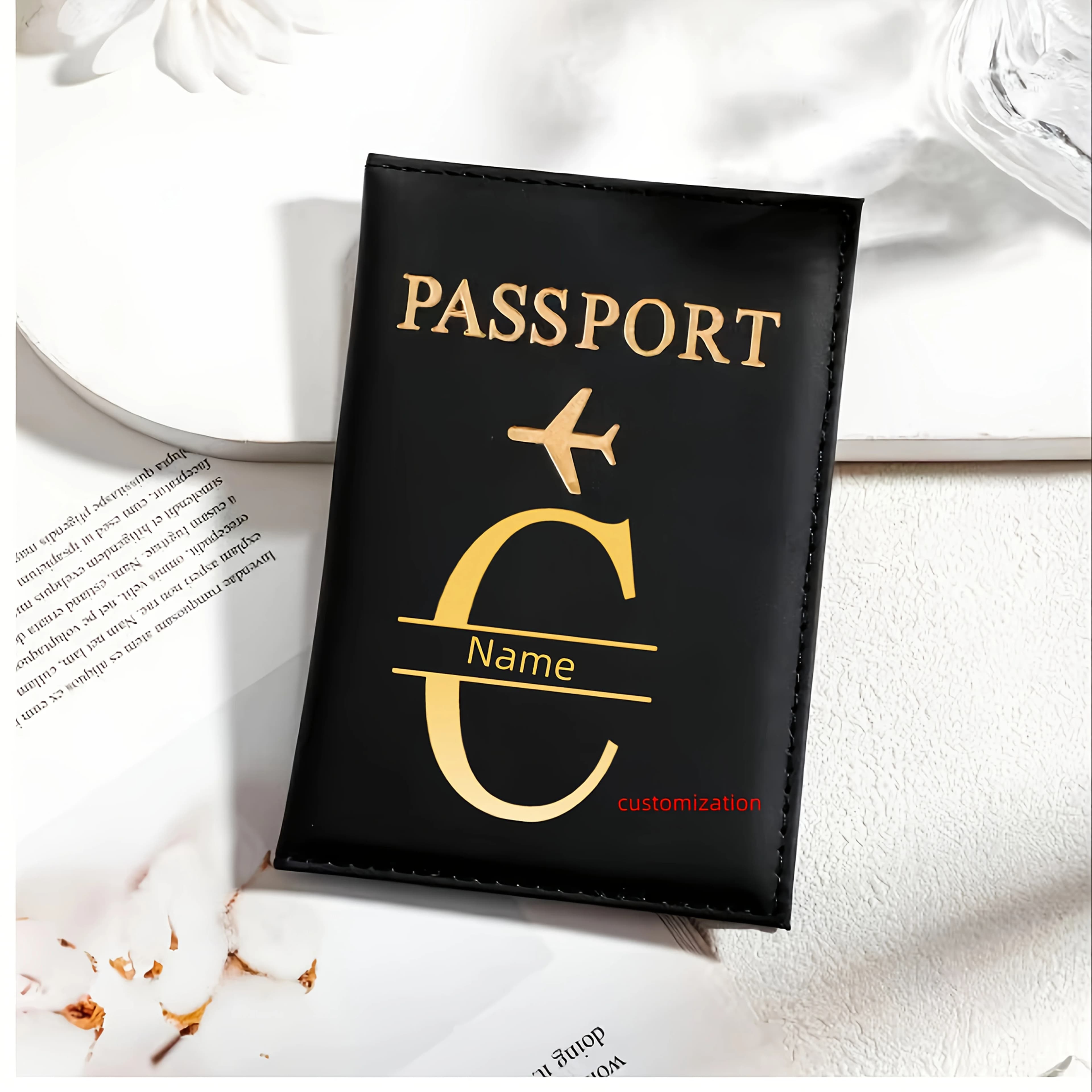 Porta Passaporto Nero Personalizzato con Lettera '' (per posizionamento) - Porta Passaporto da Viaggio, in PVC e con Chiusura Aperta per Passaporti