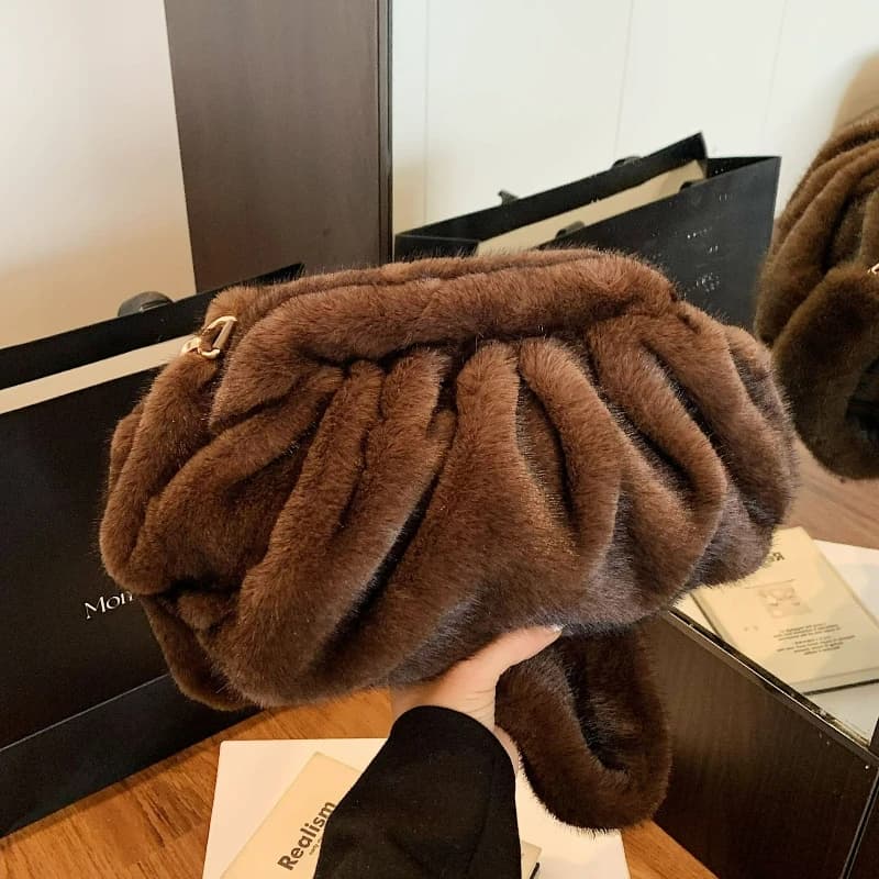 New comfortable and versatile texture clutch top woman winter soft cloud bag shoulder bag holders for fur commuting retro