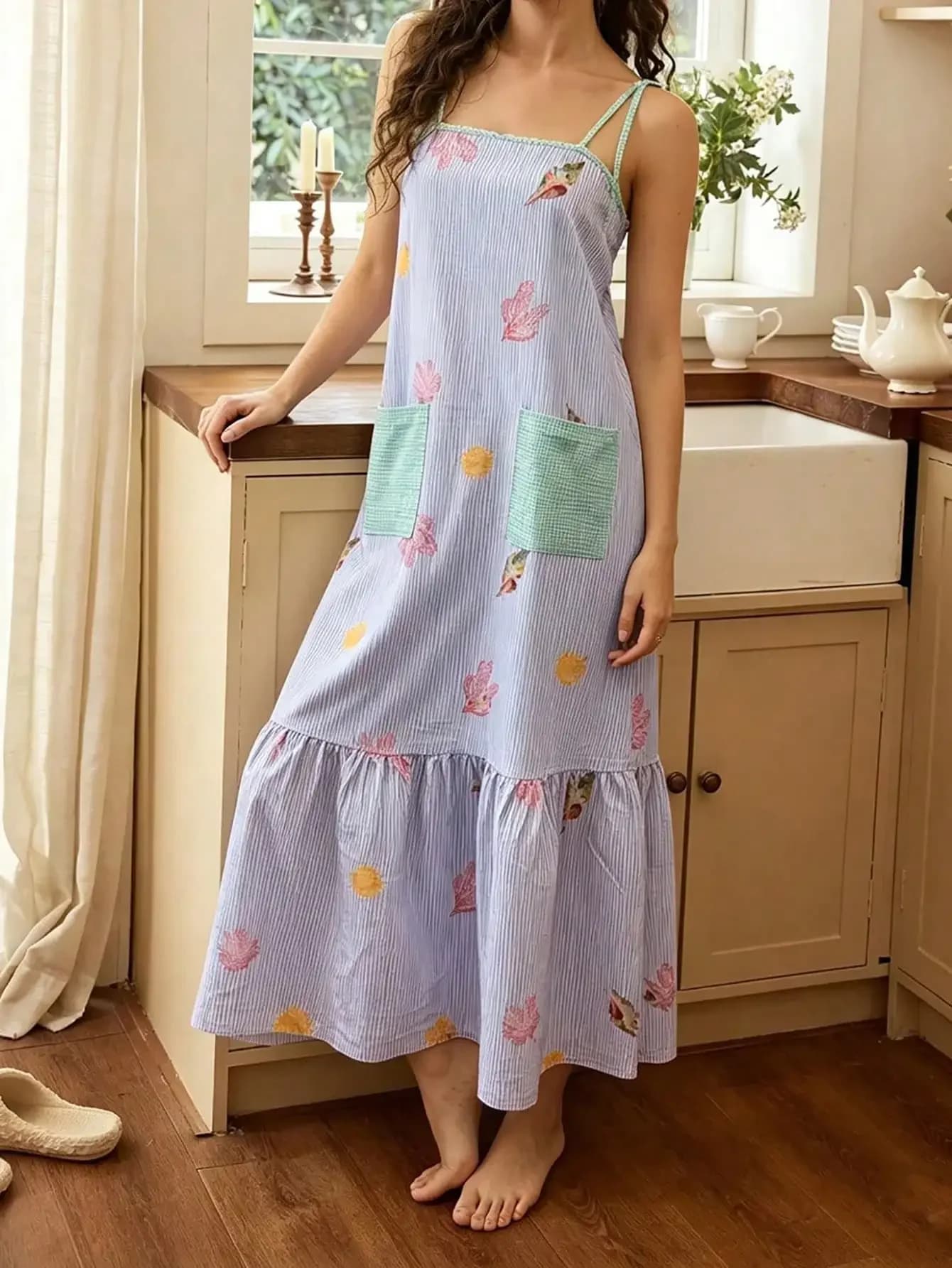 Camicia da Notte Lunga da Donna Snug Reverie a Righe Blu con Stampa di Simpatici Animali Acquatici e Orlo Arricciato