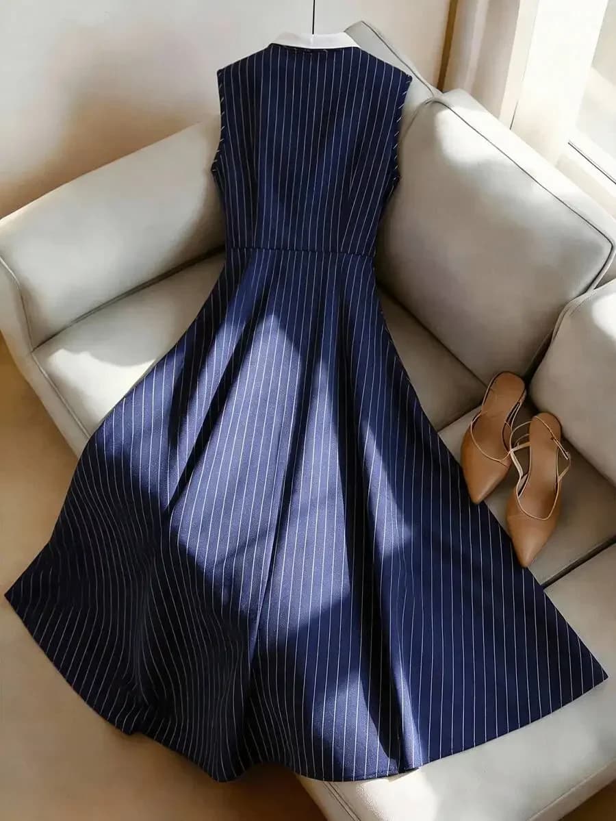 Abito a trapezio senza maniche a righe blu con colletto a contrasto, elegante per tutti i giorni, per il lavoro e per le vacanze.