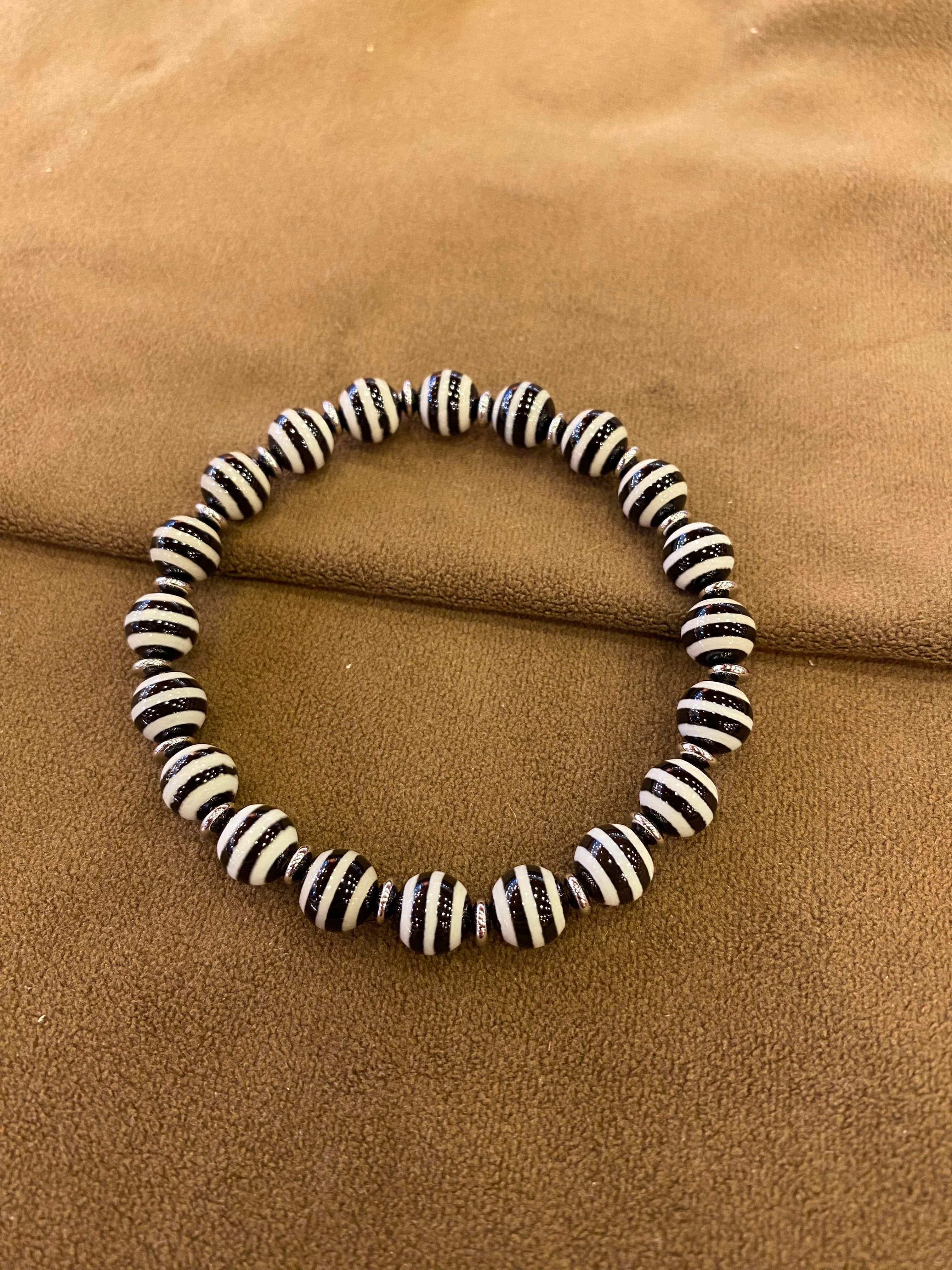 Bracciale in agata a righe bianche e nere, stile tibetano