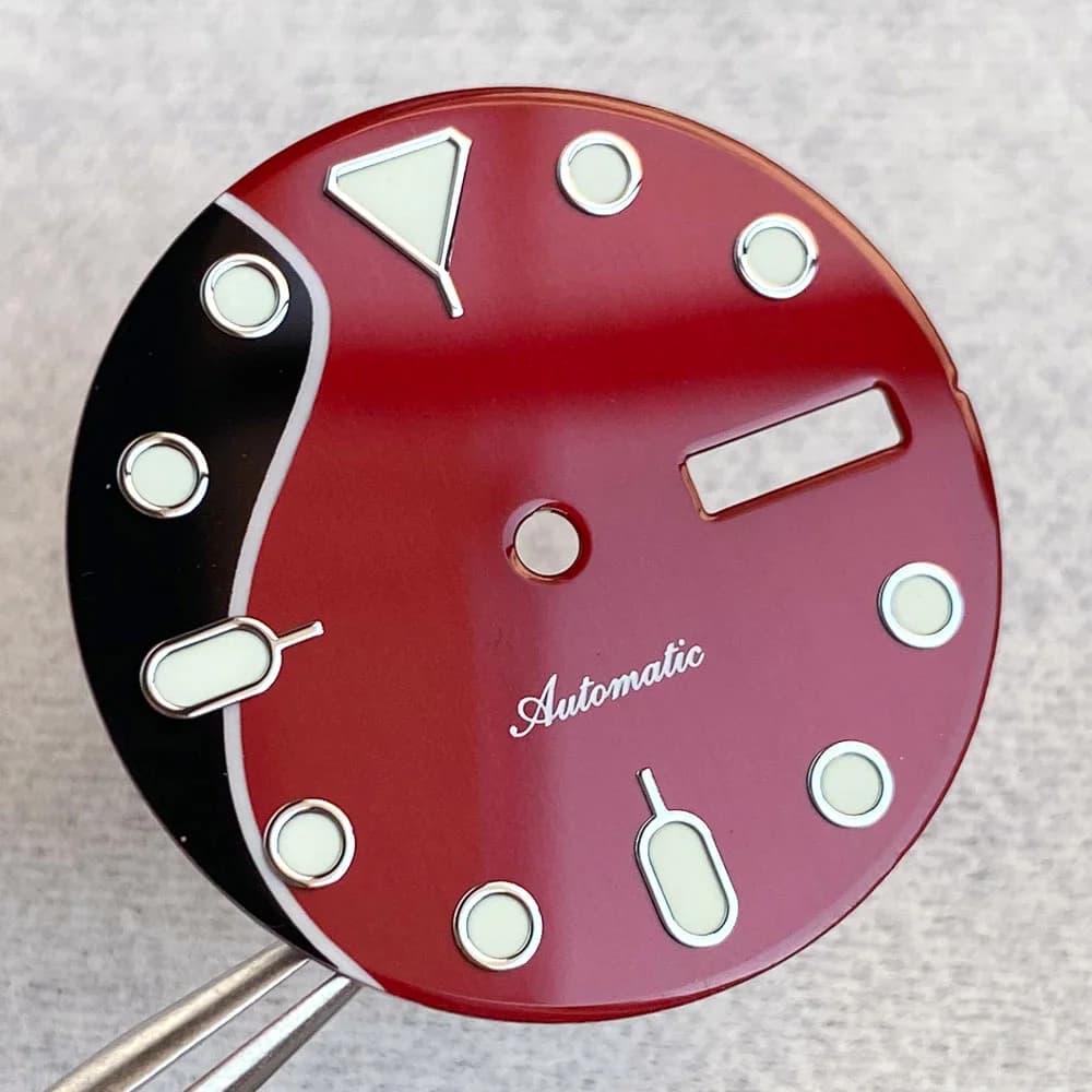 Quadrante rosso da 29 mm luminoso per orologio subacqueo da uomo con movimento automatico NH36 modello SKX, con datario e giorno della settimana, compatibile con corona 3.8/3.0.