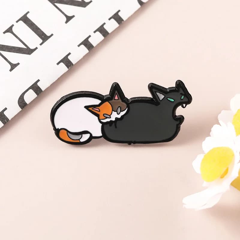 Spilla Creativa e Originale a Forma di Gatto Cartone Animato con Posura Giocosa che Morde, Distintivo in Metallo Smaltato a Goccia per Abbigliamento e Borse