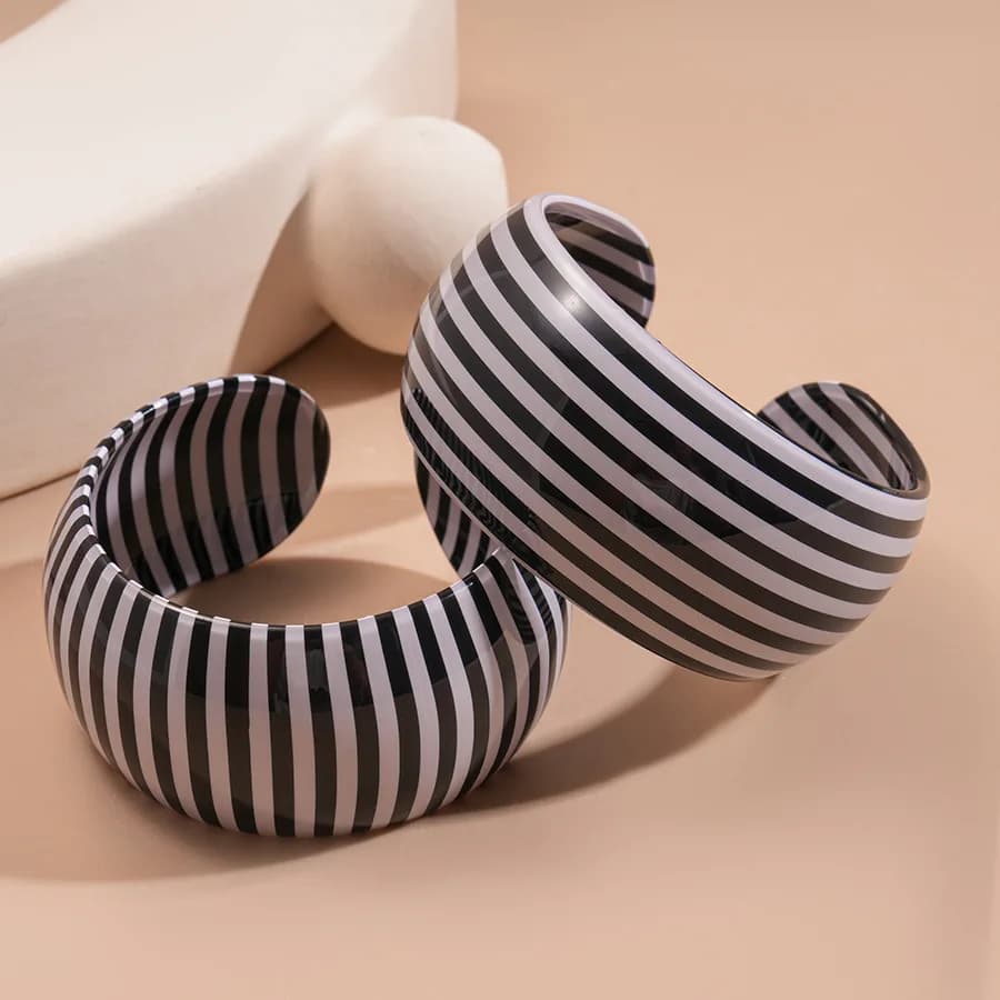 Bracciale rigido classico con polsino largo e spesso a strisce bianche nere Braccialetti acrilici alla moda da donna adatti per gioielli a mano Daliy Wear