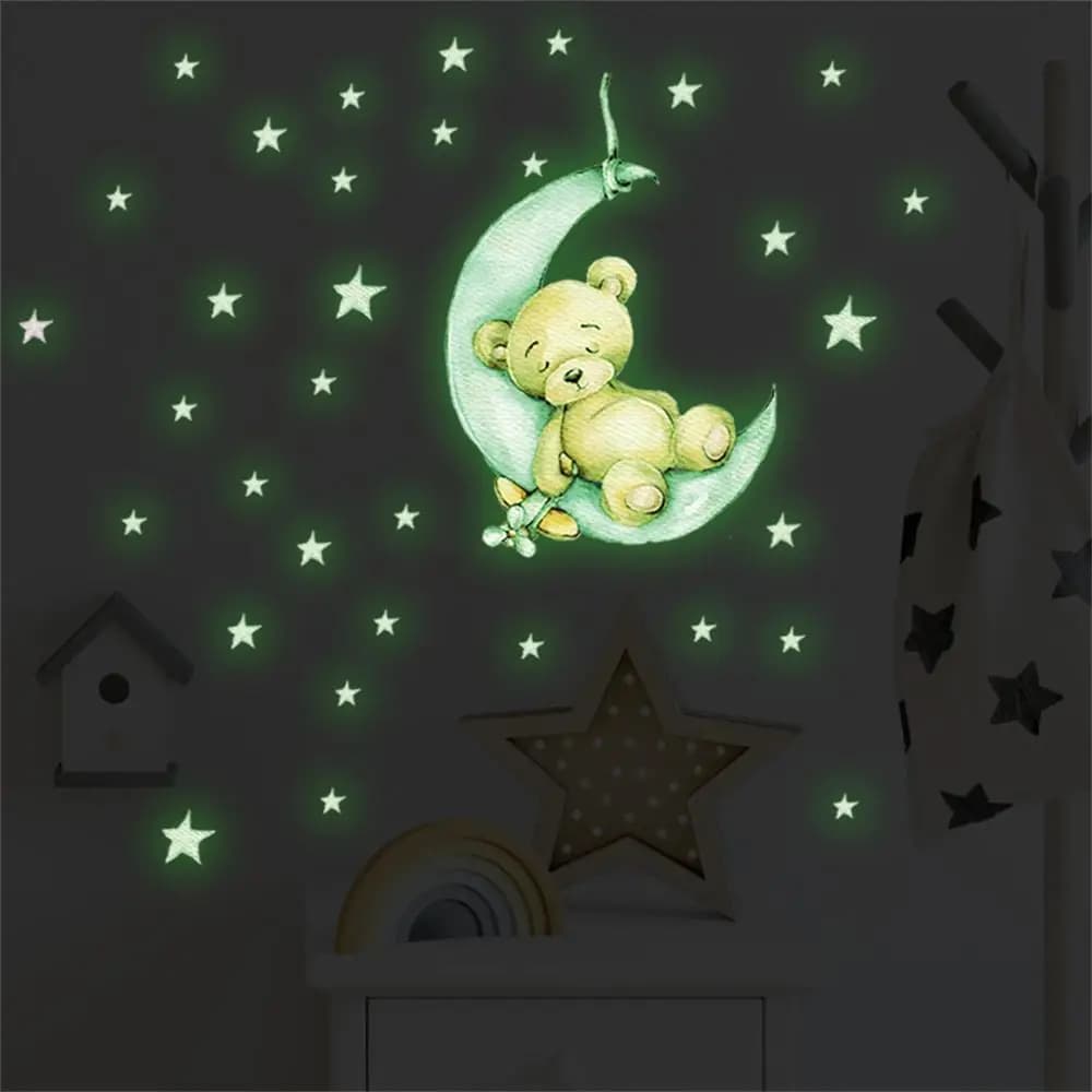 Orsetto di peluche dei cartoni animati che dorme sulla luna e le stelle Adesivi murali luminosi che si illuminano al buio per la cameretta dei bambini Decalcomanie fluorescenti