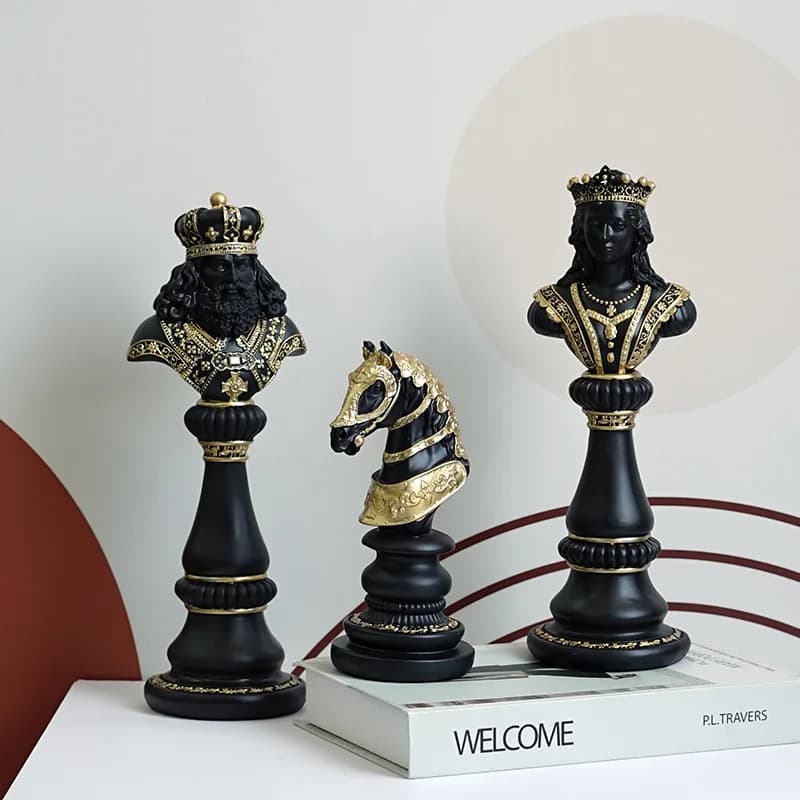 Figurina del set di scacchi in resina ‌ – Scultura Re e Regina fatta a mano, elegante arredamento per bar e ufficio con accenti dorati
