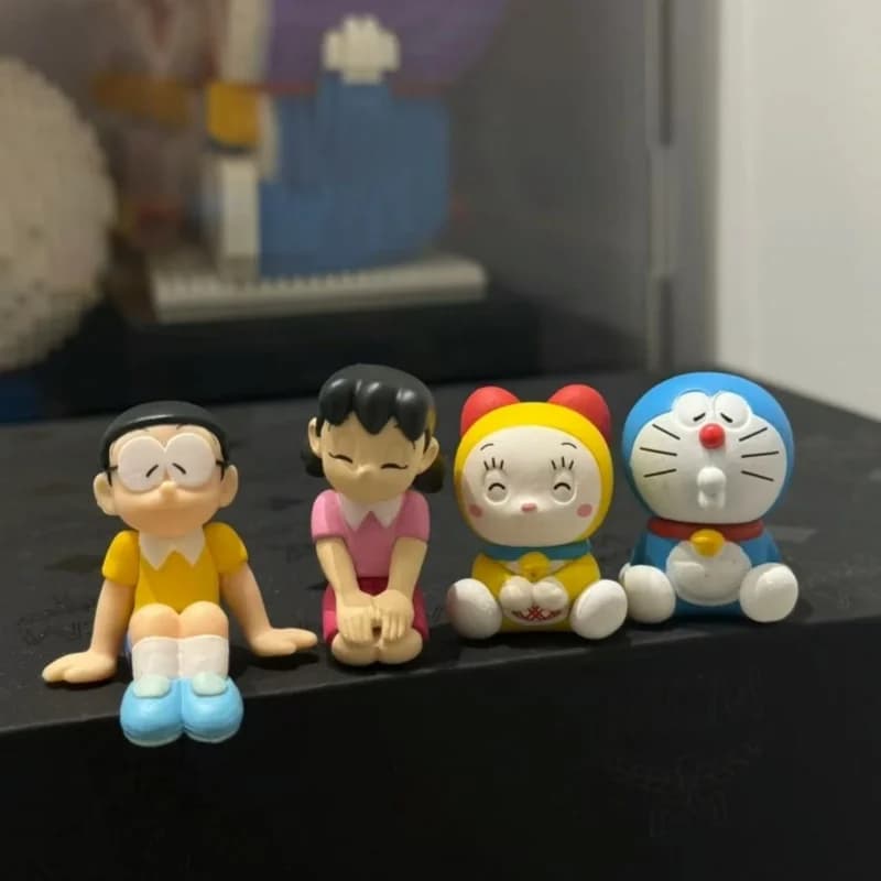 Genuino Bandai Gashapon Capsule Anime Figurine Cartoon Carino Doraemon Posizione seduta 90th Action Figure Modello Desktop Ornament