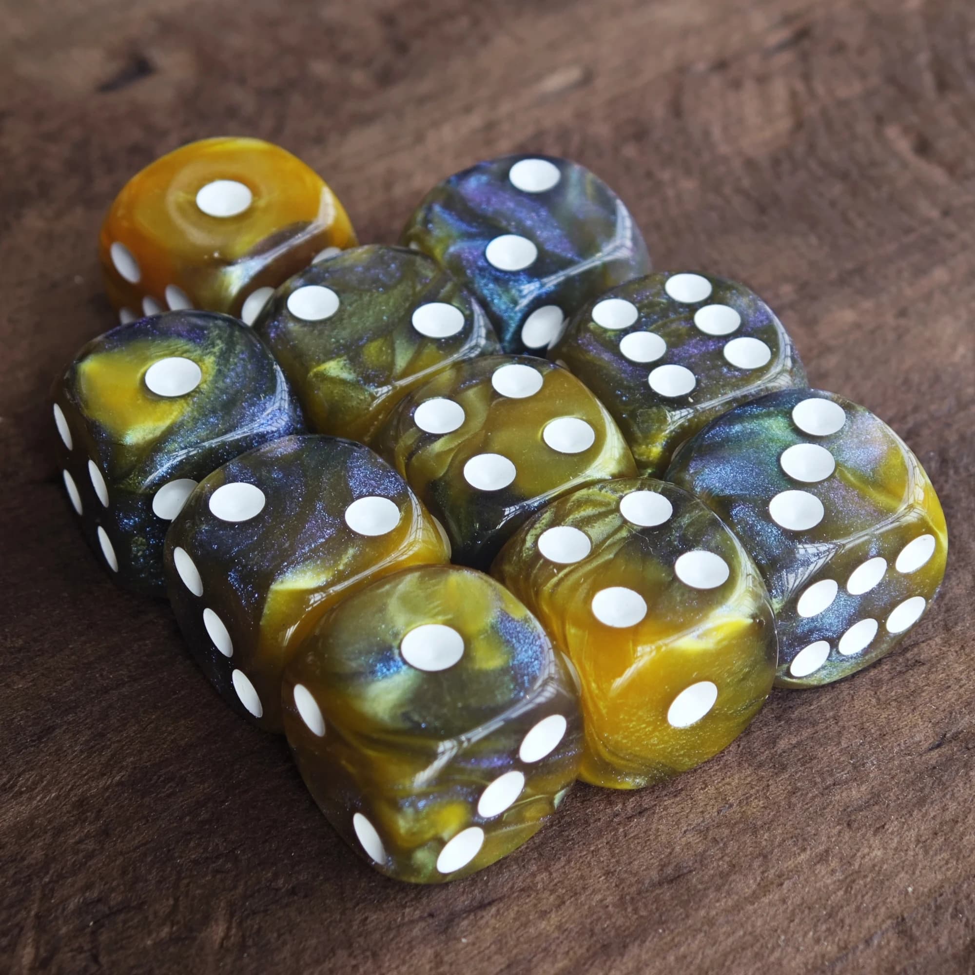 16MM Yellow and Black Shiny Starlit Sky D6 Dice Set Warhammers 40K Dungeons and Dragons Board Game