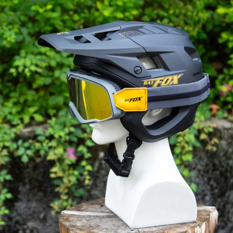 BATFOX Men's Bicycle Helmet BMX Off-road Downhill Light Safety Helmet 3/4 Summer Motorcycle Helmet Enduro CE/EN1078