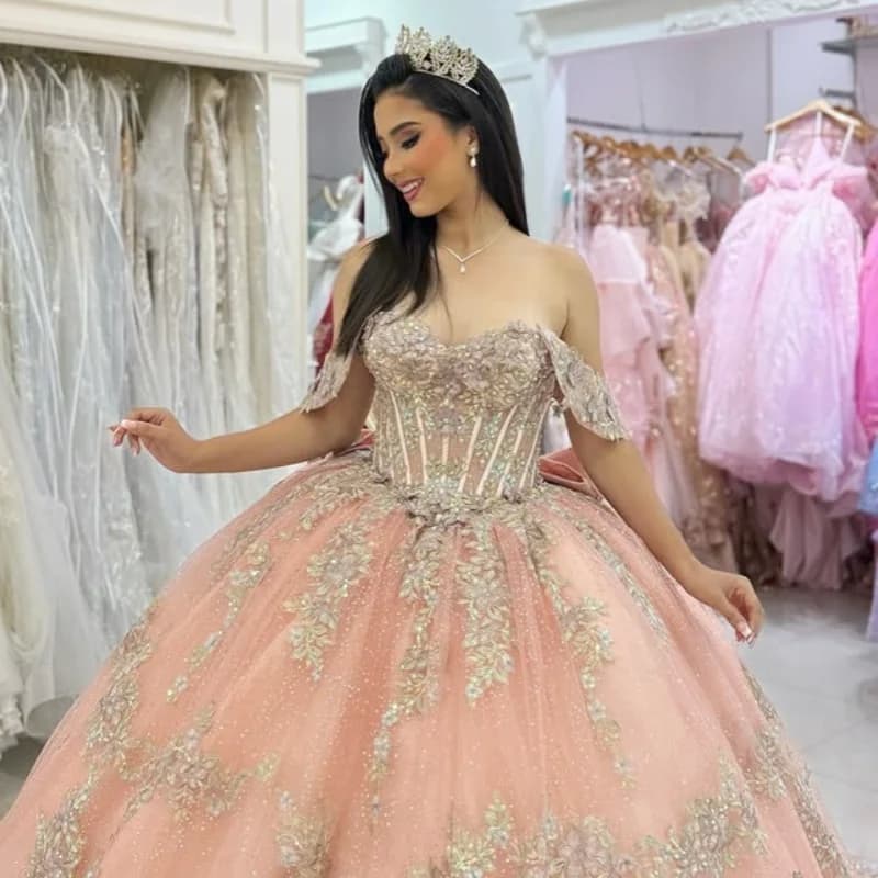 Abito Quinceanera di colore chiaro con spalle scoperte Decalcomania glitter di cristallo in pizzo Coda lunga Fiocco abiti da 15 Quinceanera Personalizza