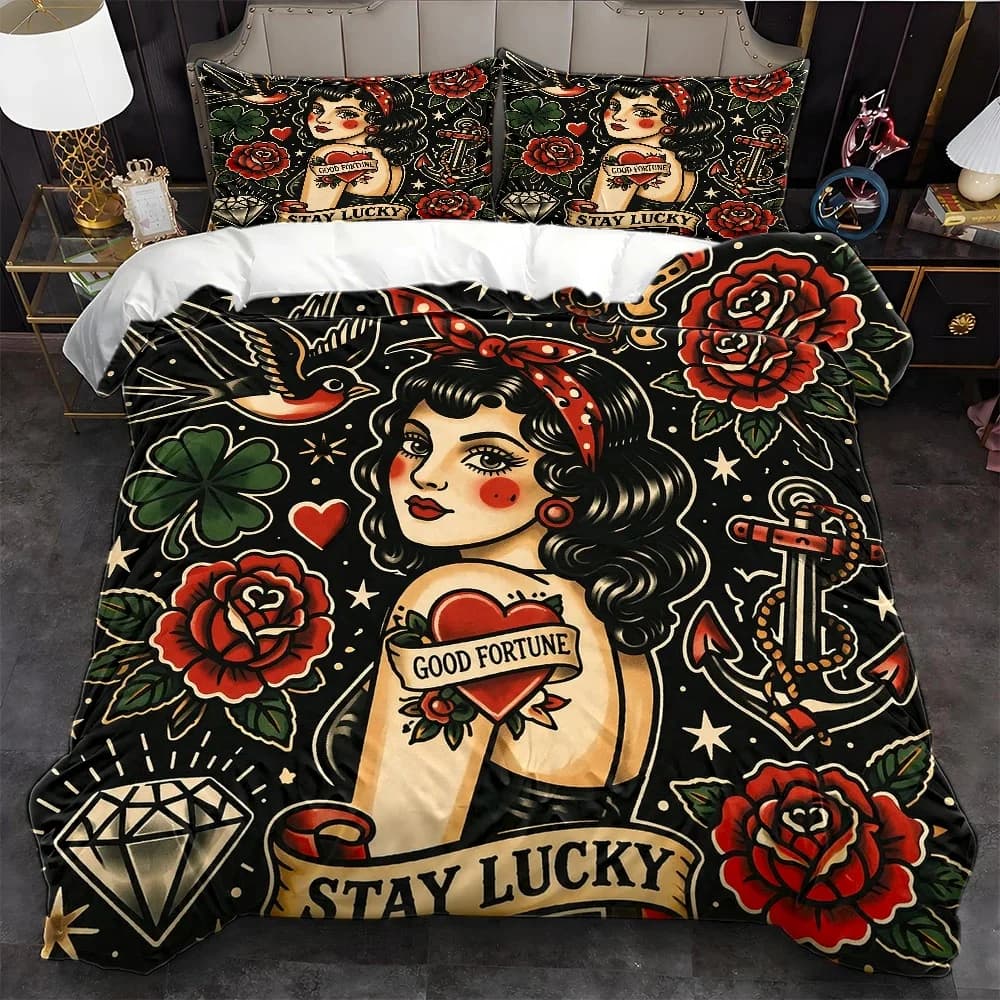3Pc Retro American Traditional Tattoo-Style Duvet Cover Set, Three-Piece Bed Set (1*Duvet Cover + 2*Pillowcases), Suitable for All Seasons, Machine Washable, with Invisible Zipper, Large Double Bed Cover, Suitable for Home, Dormitory, Master Bedroom, Guest Room, Classic Old School Tattoo Elements, Lucky Theme (Four-Leaf Clover/Anchor/Rose/Diamond), Trendy and Unique Bedding, Stay Lucky Good Luck Design, Retro Nostalgic