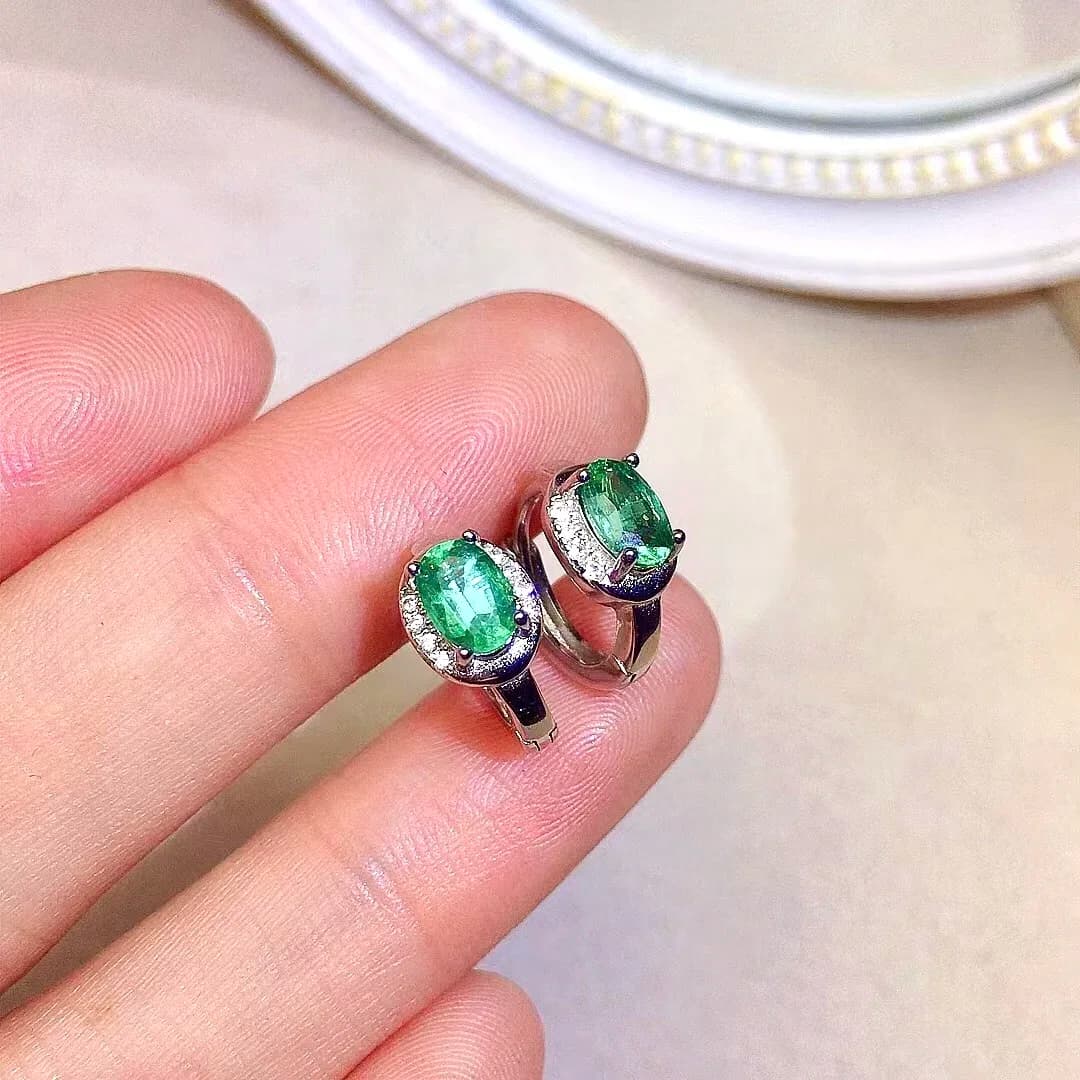 Orecchino di smeraldo d'argento di moda per donna da ufficio 4mm * 6mm Orecchini a cerchio di smeraldo naturale Gioielli di smeraldo in argento massiccio 925