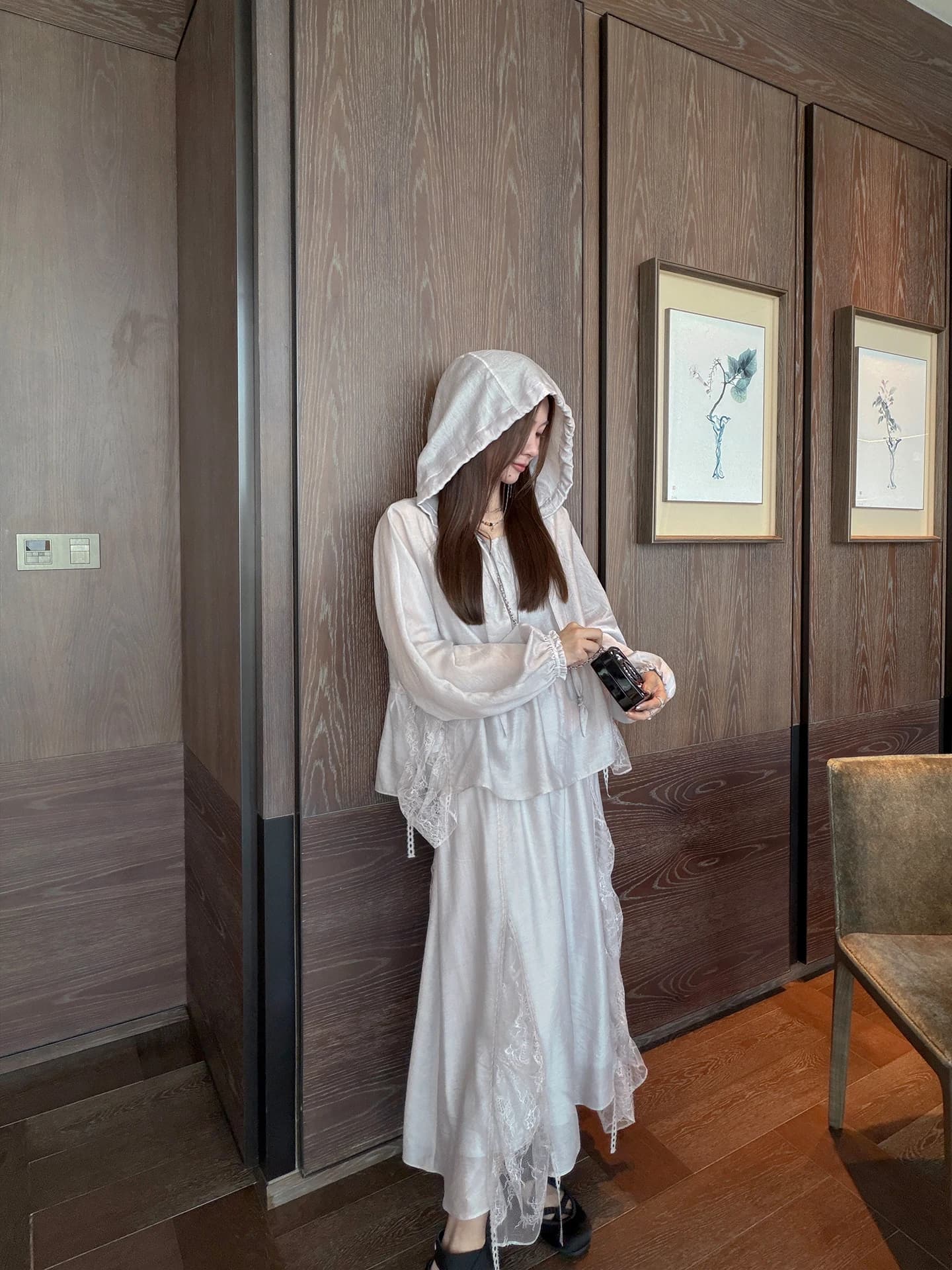 Set di tre pezzi con felpa grigia con cappuccio e gonna in pizzo di Zhang Sheshi, outfit primaverile da donna, stile casual da lavoro.