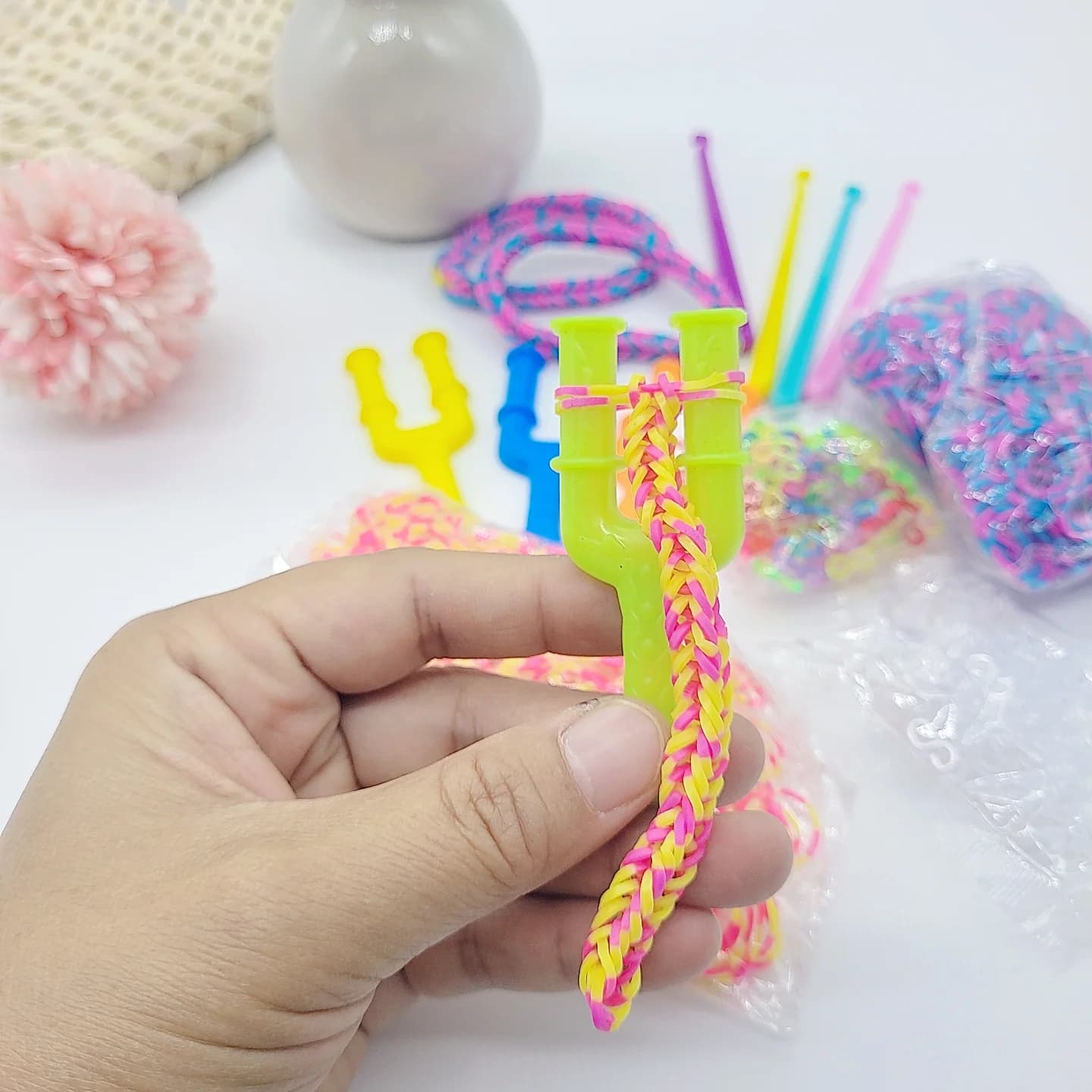 Set of friendship bracelets, includes 2 large plastic fionds, 2 plastic crochets, 100 transparent S clips, 100 colored S clips, 450 pink and blue elastics, 450 pink and yellow elastics, DIY kit for creating friendship bracelets, crafts, Halloween and Christmas party supplies, perfect gifts for children.
