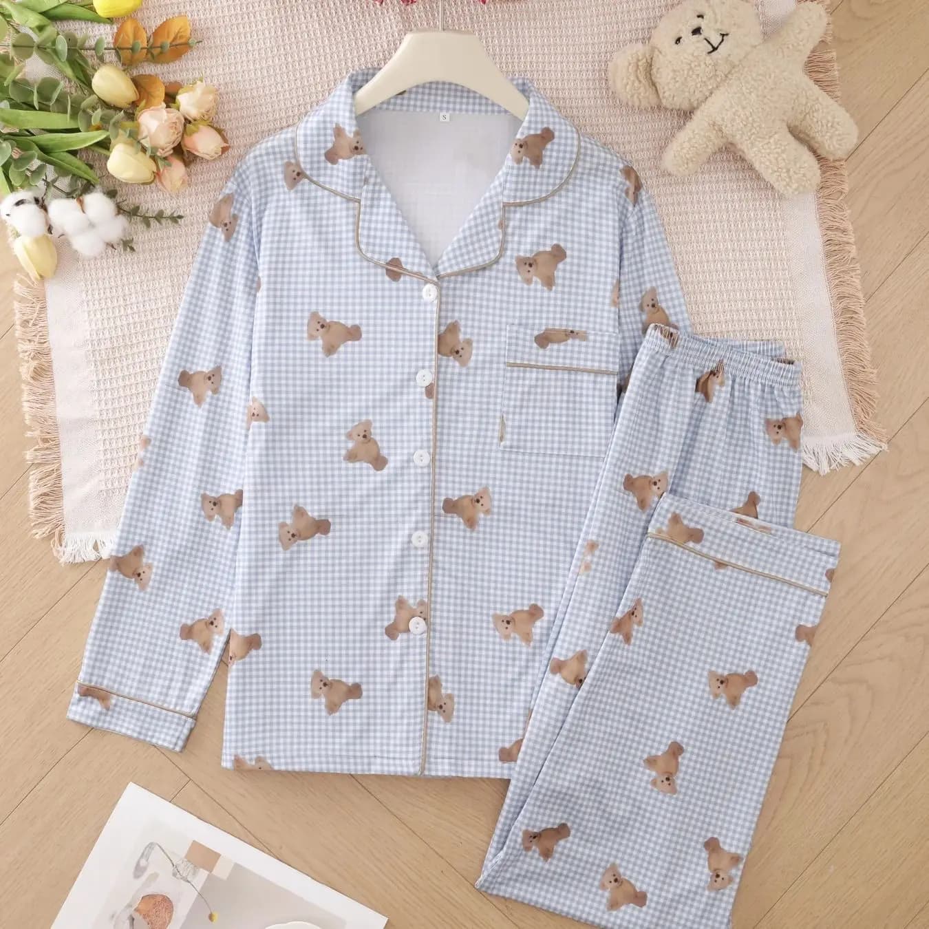 Set pigiama in stile college con stampa orsetto, maniche lunghe, risvolti, cardigan, pantaloni lunghi, abbigliamento da casa fresco e comodo.