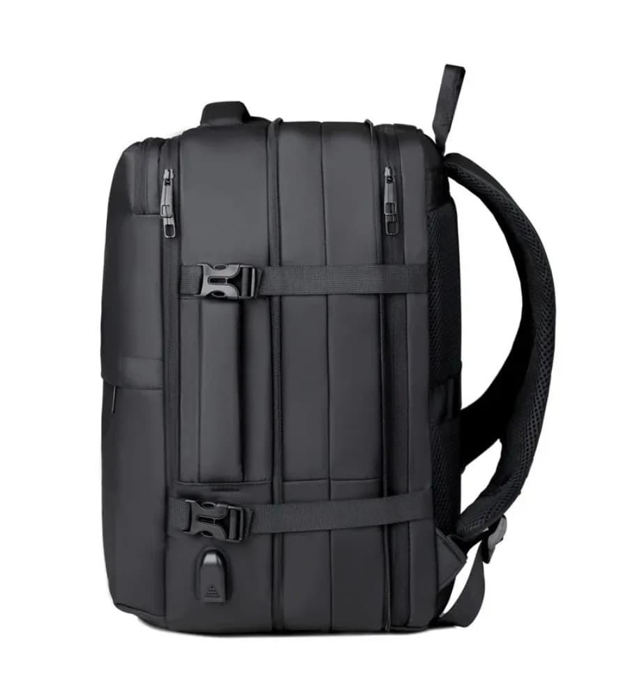 Expandable build lets this men’s travel backpack adapt its space for short trips and daily use