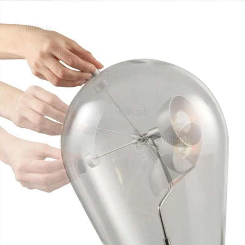 Lampada da tavolo in vetro soffiato a bocca, magnete moderno progettato da Pio e Tito Toso, divano laterale, ufficio, studio, comodino, lettura, scrivania