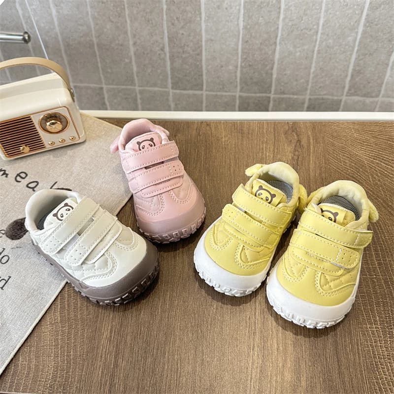 Baby walking shoes with double tear closure, children's sports shoes with soft non-slip sole, new racing shoes for kids fall 2026, fashionable and cute