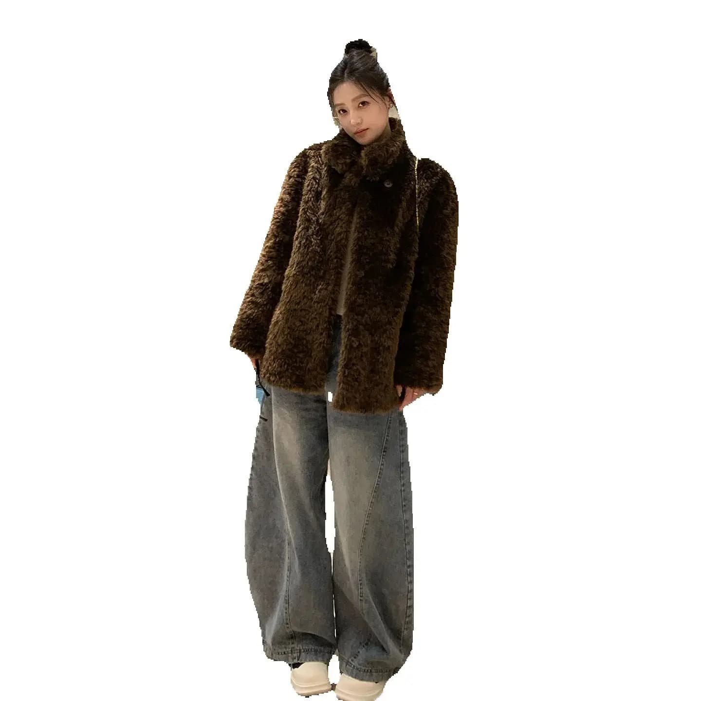 This super beautiful thick lambskin coat is versatile for women and exudes an air of elegance. It's a one-piece fur coat