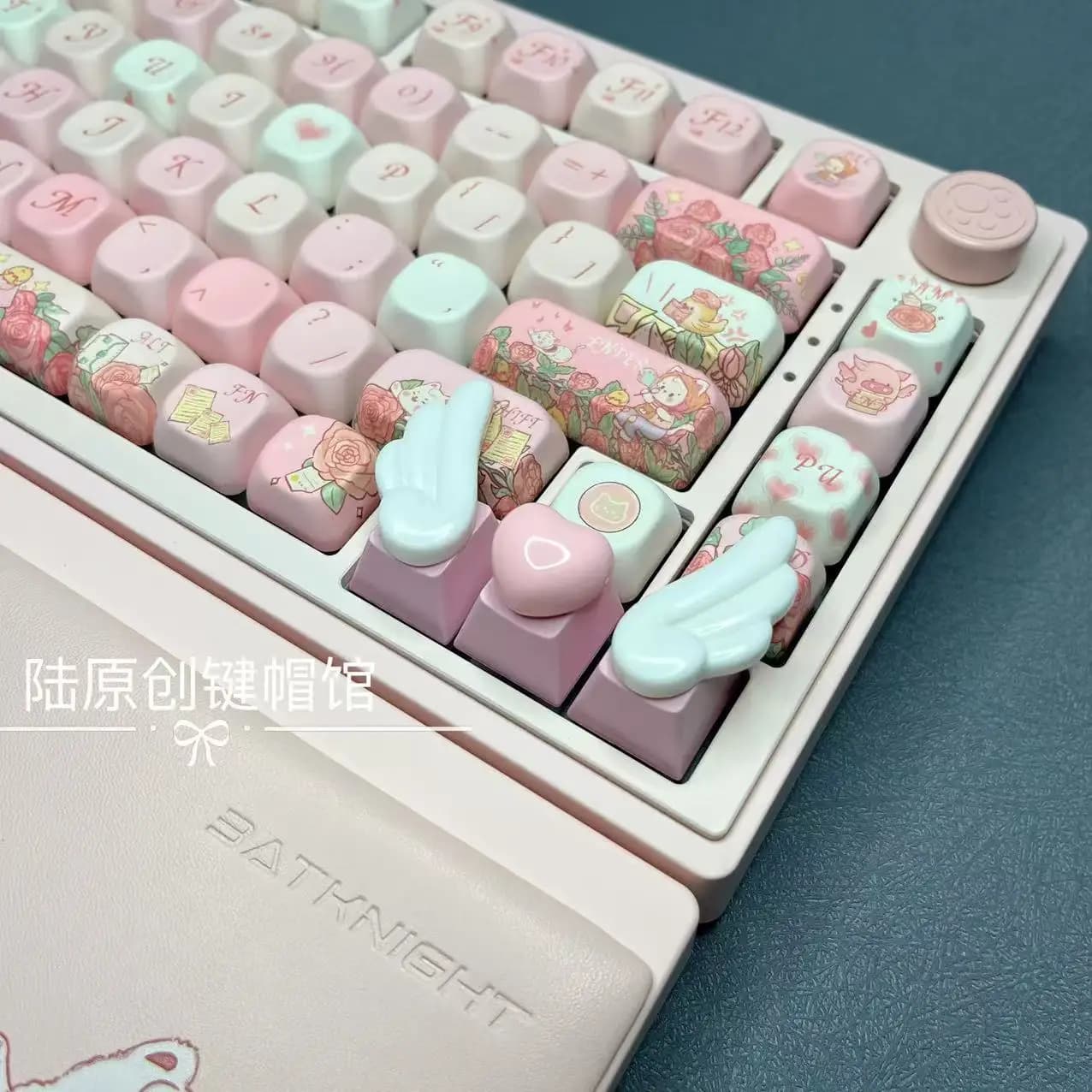 Set di 3 Tasti Personalizzati DIY a Forma di Ala Bianca, Regalo Personalizzabile, Tasti PBT con Sublimazione per Tastiera Meccanica da Gaming, Tasti a Forma di Cuore Rosa