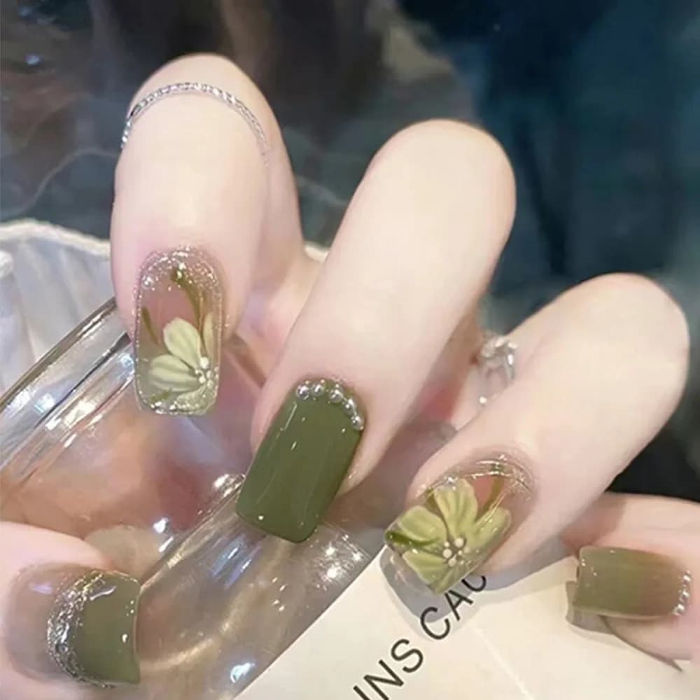 24 Pezzi Unghie Finte Quadrate Corte con Design Verde Sfumato, Unghie Finte con Fiori e Perle, Riutilizzabili, Copertura Completa
