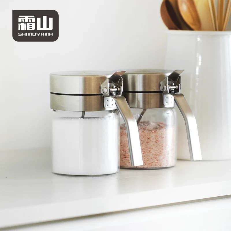 SHIMOYAMA Barattolo per condimenti in vetro borosilicato alto con coperchio in metallo con apertura a una sola mano e cucchiaio per set di utensili da cucina per dispensa