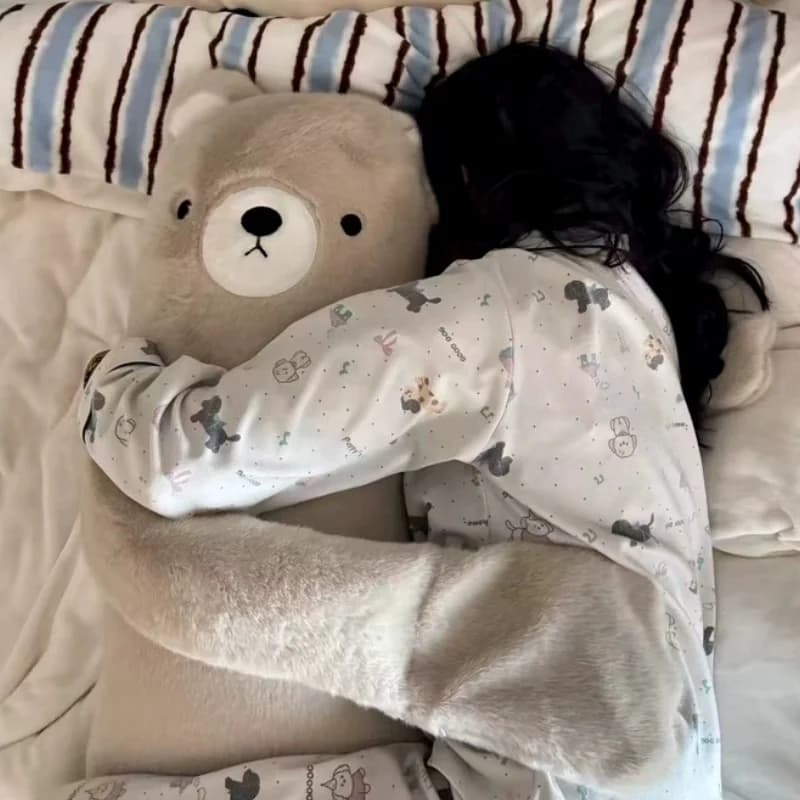 Cuscino Peluche Orsetto Keko Morbido e Rilassante, Compagno di Sonno per Adulti e Donne in Gravidanza, Supporto Lombare, Regalo per il Riposo in Camera da Letto