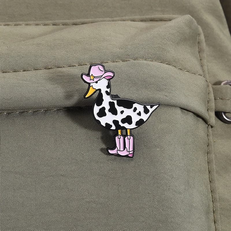 Cappello da cowboy Mucca da latte Spille smaltate Divertenti spille animali carini Zaino Vestiti Distintivo da bavero Accessori per gioielli Regalo per gli amici