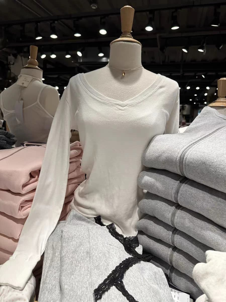 T-shirt a maniche lunghe basic semplice e solida per donna T-shirt slim in morbido cotone con scollo a V Autunno Casual Dolce stile preppy Tee Tops Y2k