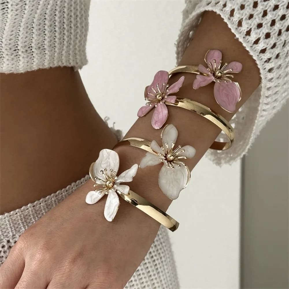Bracciale con Fiori Grandi dal Design Esagerato, Stile Lussuoso, Bracciale a Doppio Fiore con Smalto a Goccia, Bracciale Aperto di Alta Gamma, Stile Vacanza
