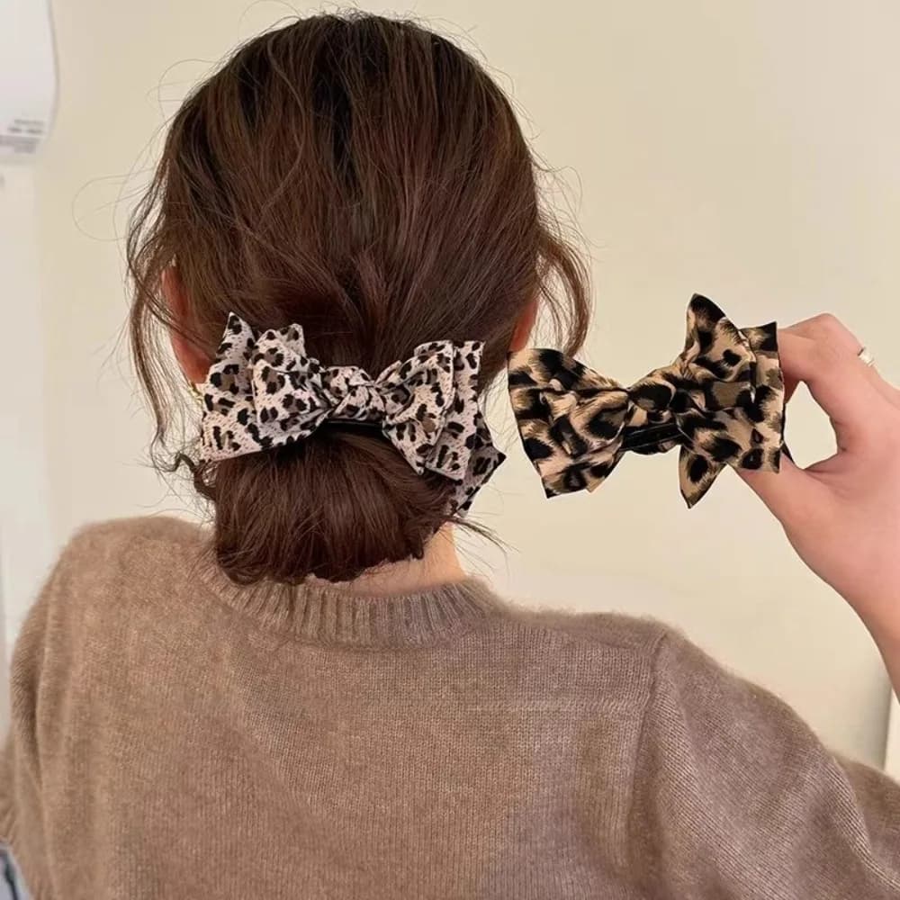1/2 hair clips with leoparded bow - Retro and fashionable fabric. Shark-shaped hair clip, ideal for all hairstyle styles, for appointments and everyday use