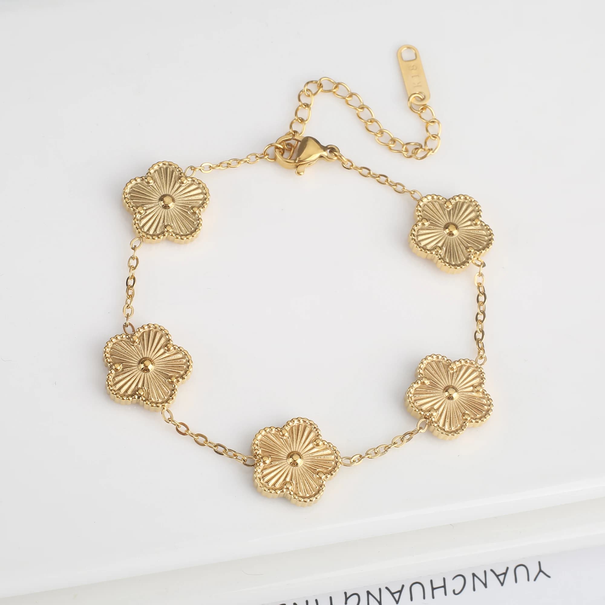 Bracciale Classico a Cinque Petali di Fiore in Acciaio Inossidabile con Incisione Laser, Regolabile, per Donna e Ragazza, Gioiello di Marca, Regalo per Feste