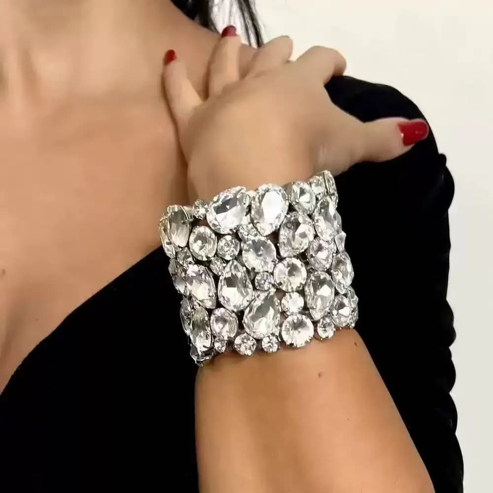 Bracciale europeo e americano con diamanti intarsiati a forma di goccia d'acqua, cavo e circolare, anello da braccio, lusso discreto, sensazione di alta gamma, esagerato.