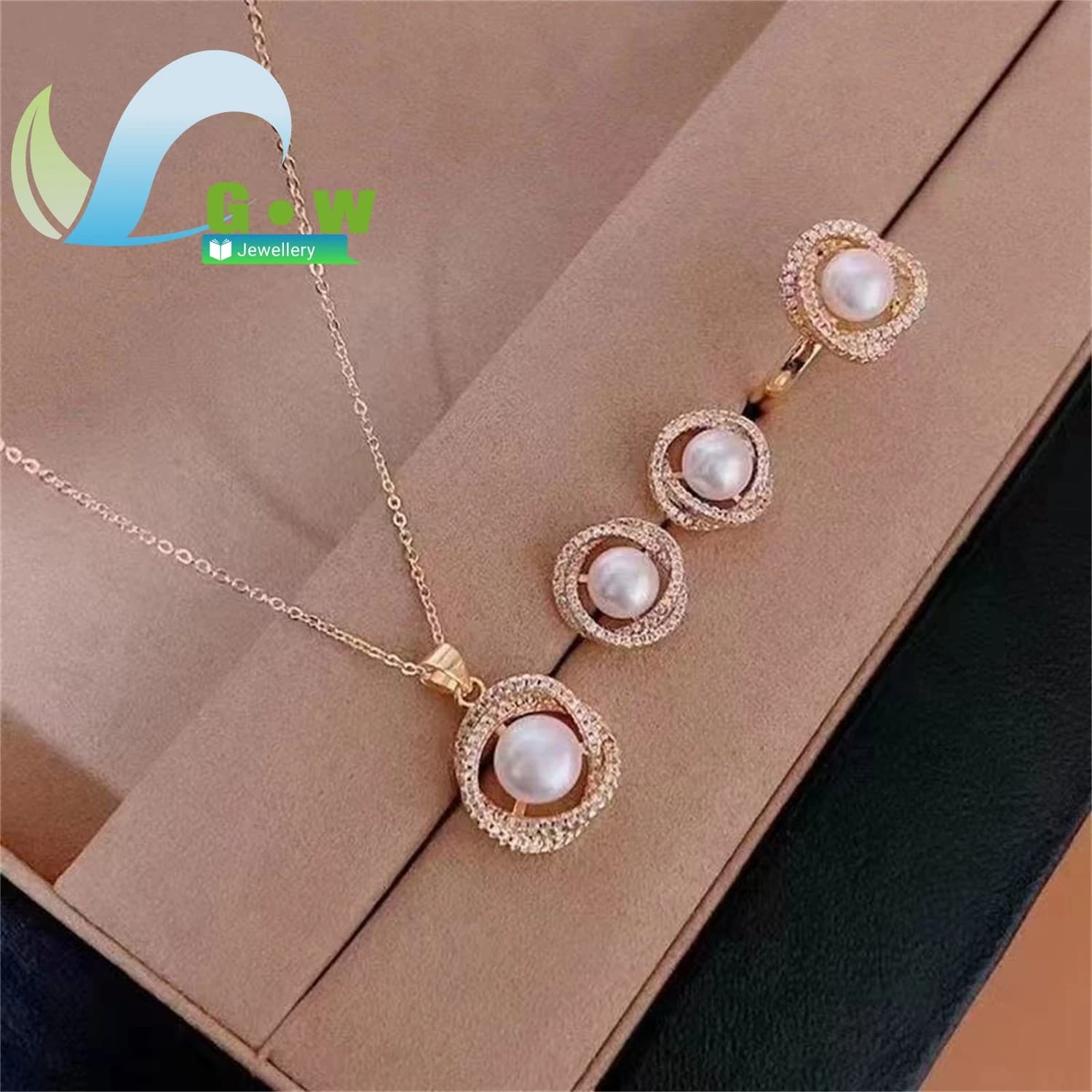 Set regalo in tre pezzi Collana di perle di diamanti di lusso Fiore Fiore Petalo Design Catena clavicola Anello Orecchino Ciondolo
