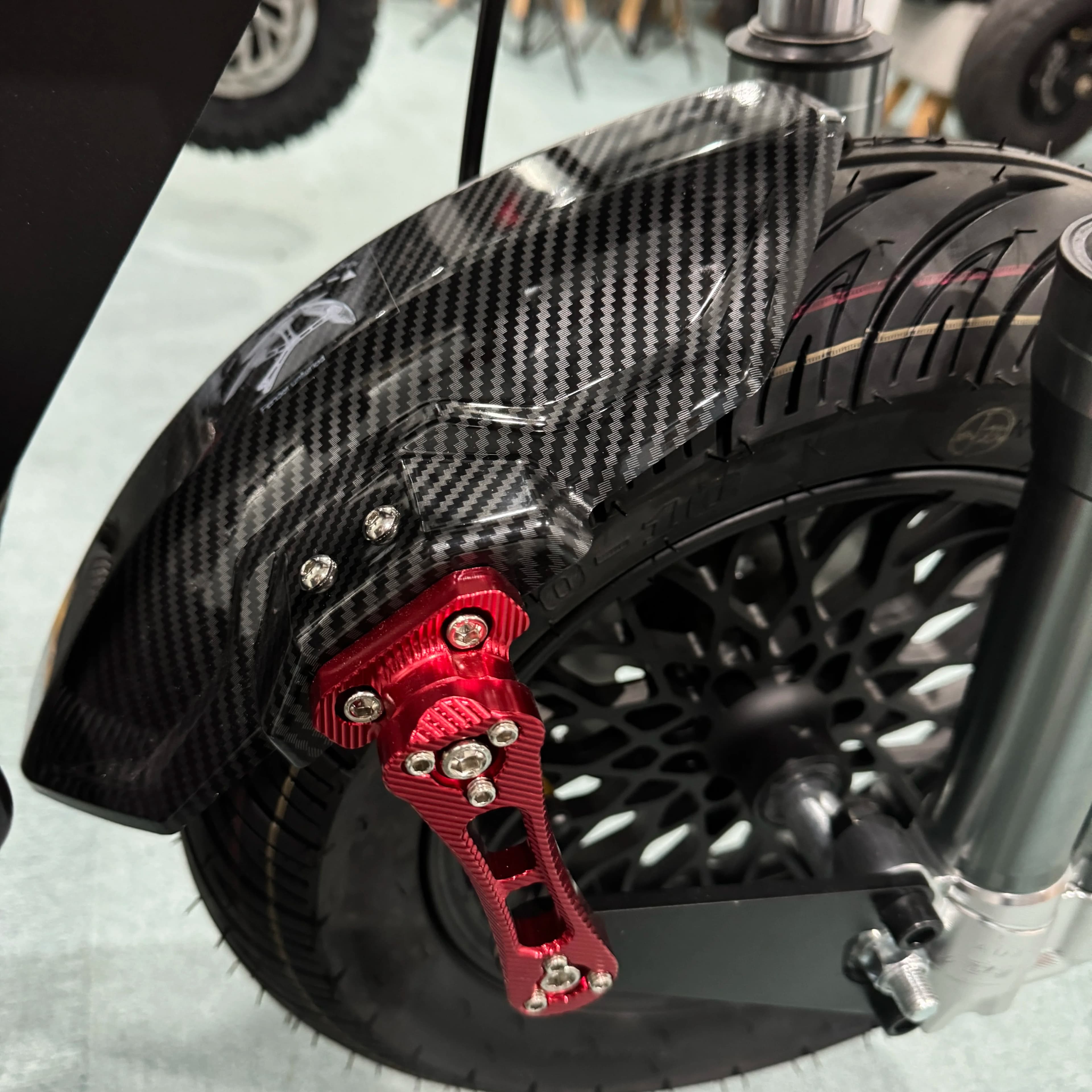 Aggiorna il parafango in plastica per scooter elettrico da corsa modello F8 esteso e regolare da 15000 W con staffa in lega di alluminio